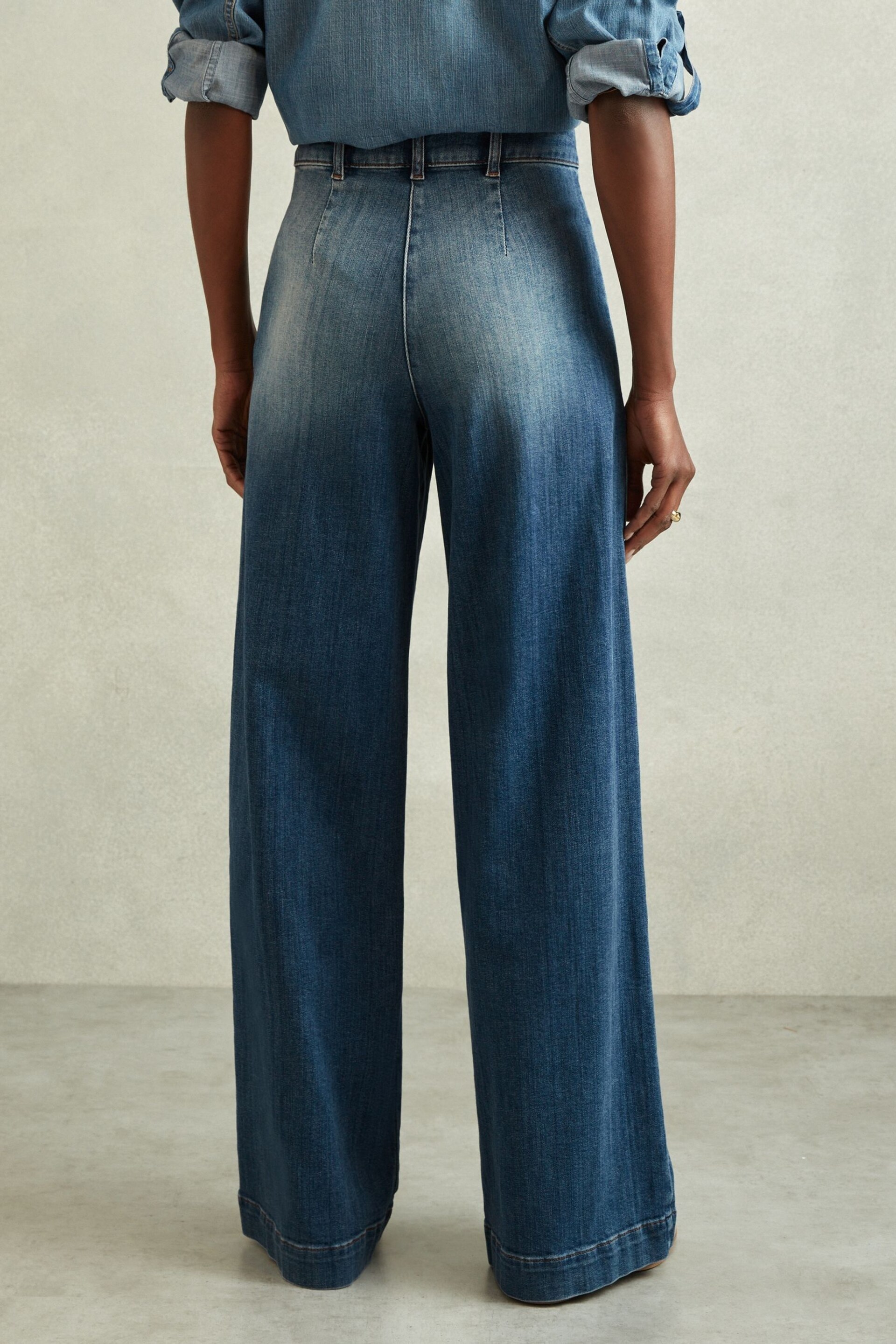 Reiss Mid Blue Kira Petite Front Pocket Wide Leg Jeans - Image 5 of 7