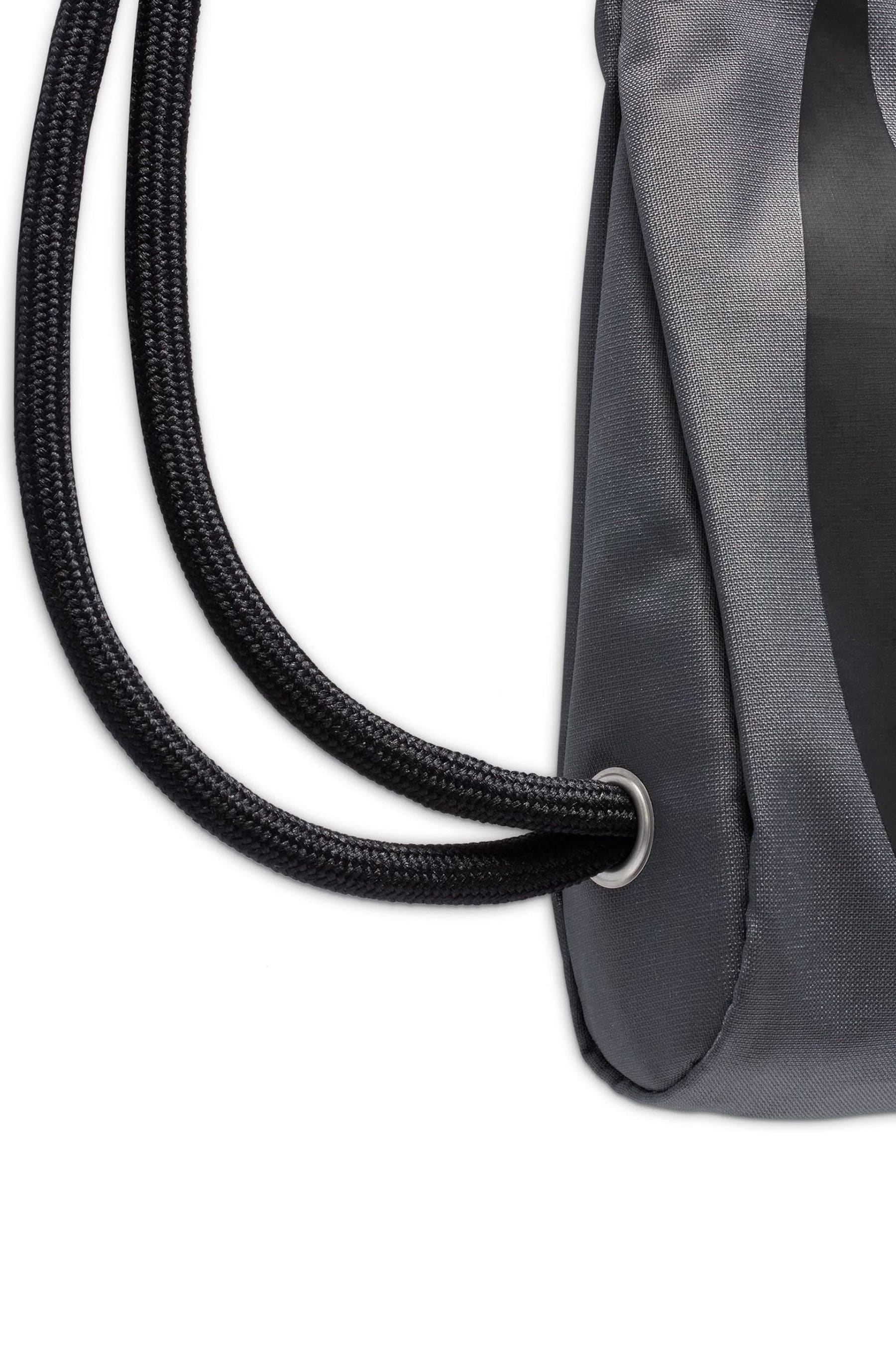 Nike heritage gymsack black sales