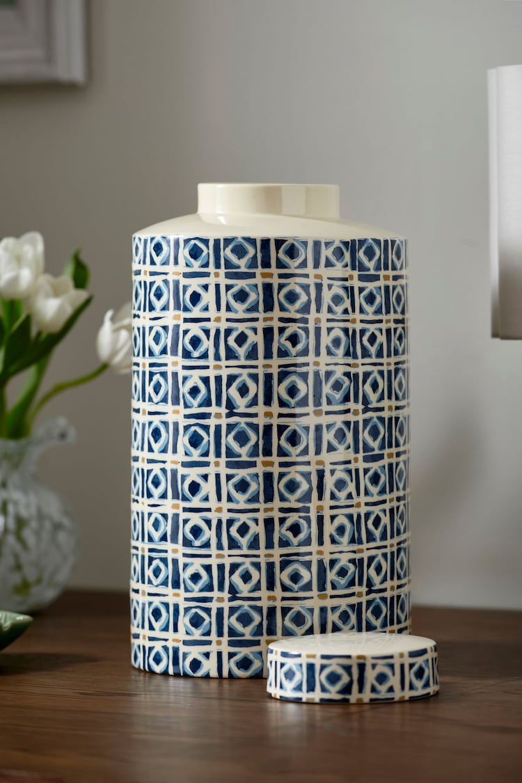 Nina Campbell Blue Printed Vase - Image 2 of 4