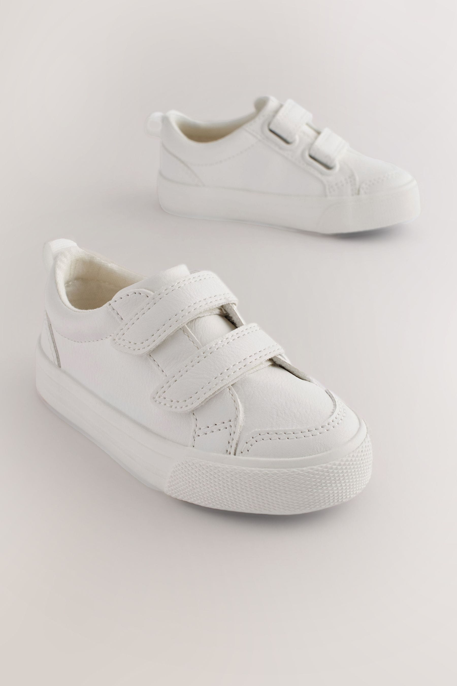 Mens wide fitting trainers with velcro fastening clearance