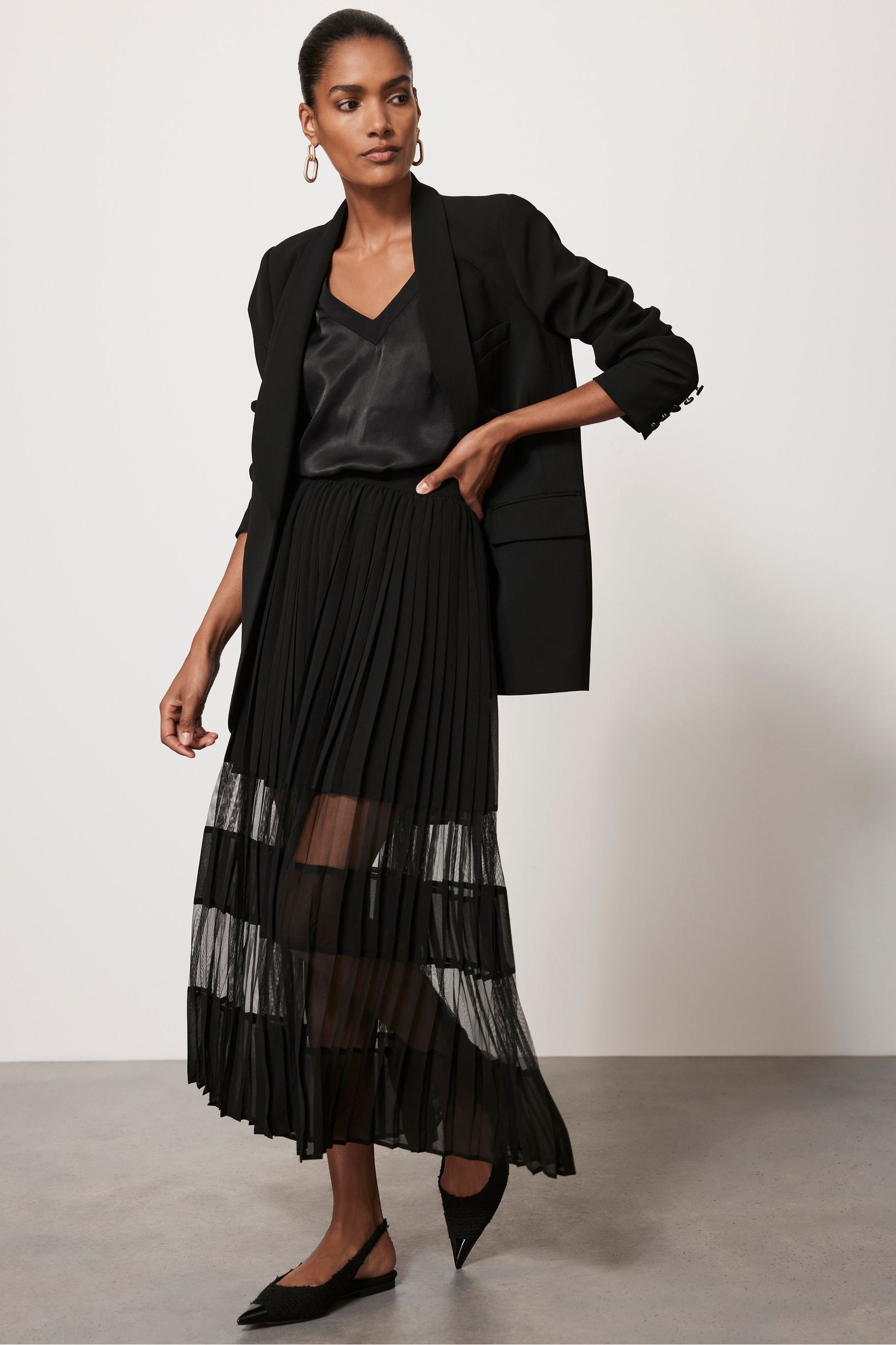 Mesh insert skirt clearance