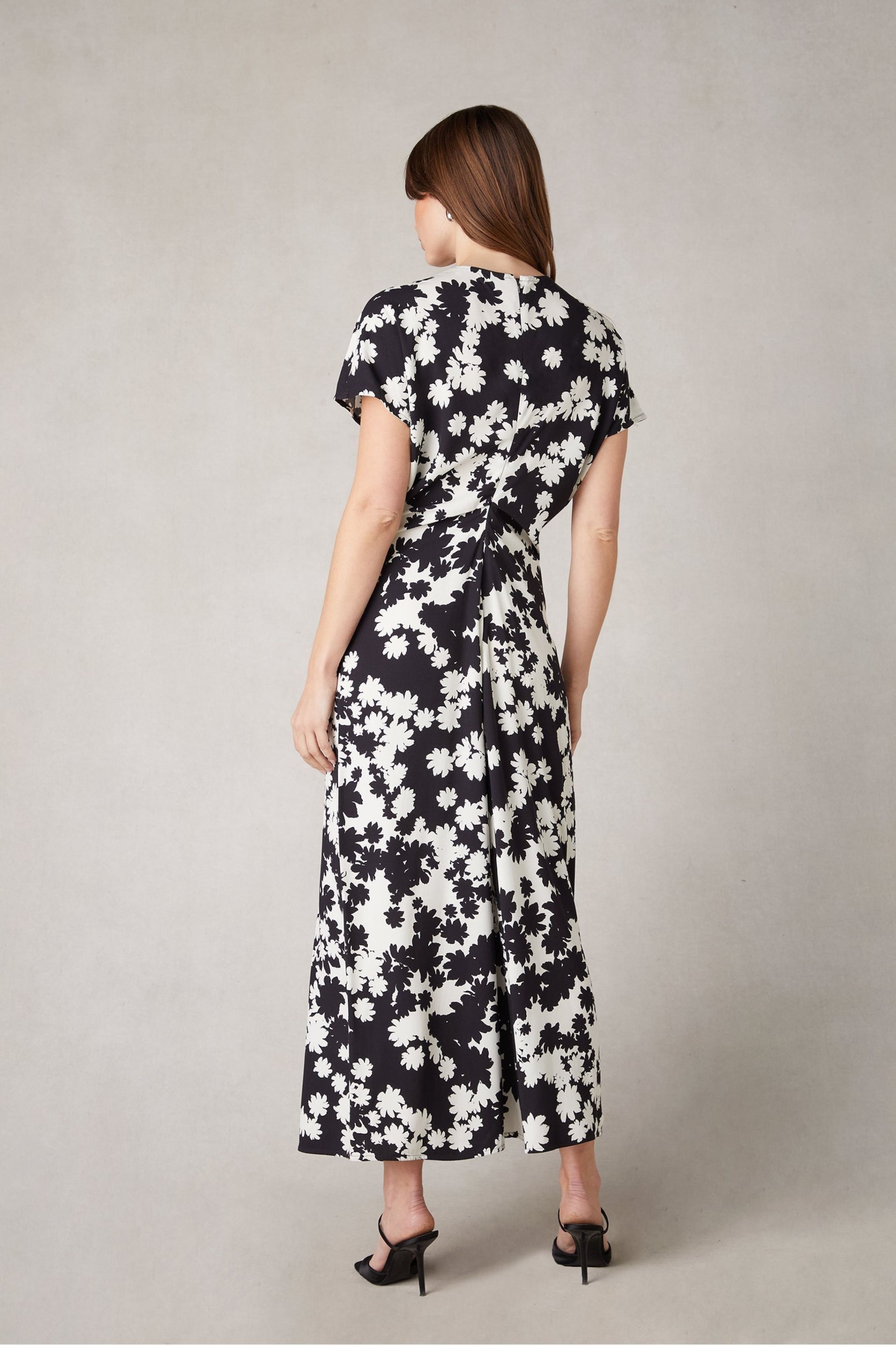 Ro&Zo Harper Mono Floral Print Flutter Sleeve Midaxi Dress - Image 5 of 7