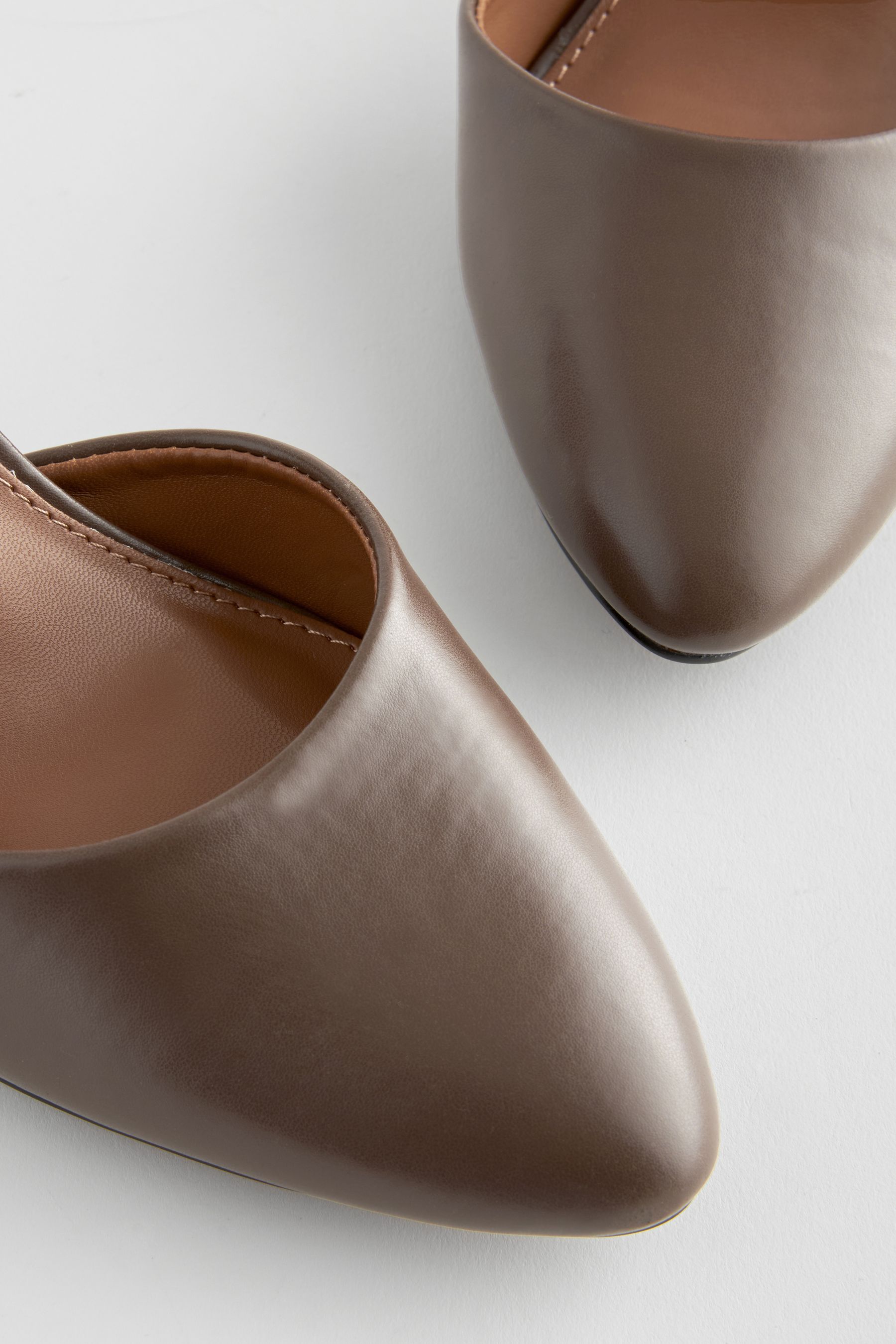 Comfortable closed toe shoes 2025