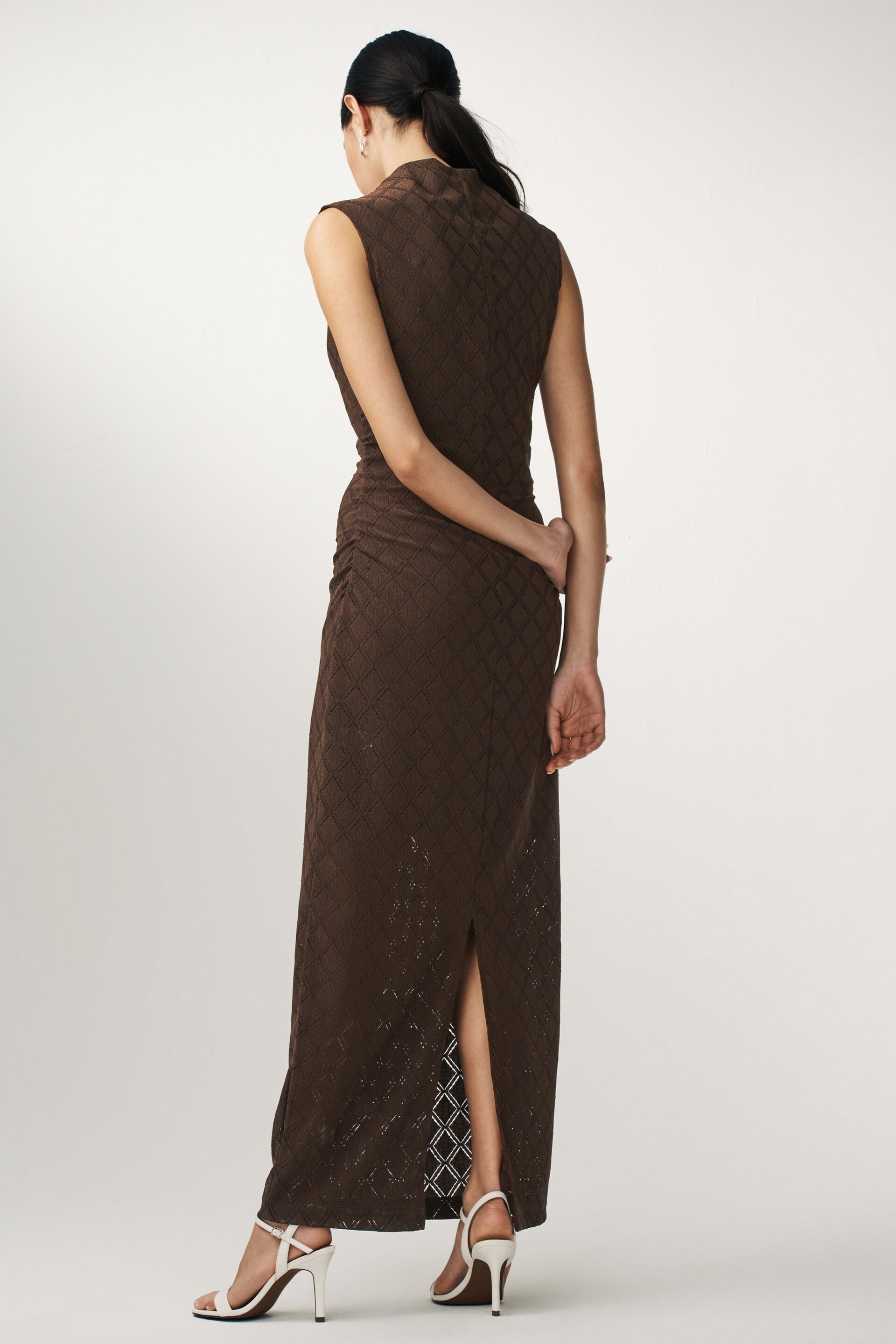 Brown Diamond Textured Sleeveless Ruched Maxi Dress - Image 3 of 6