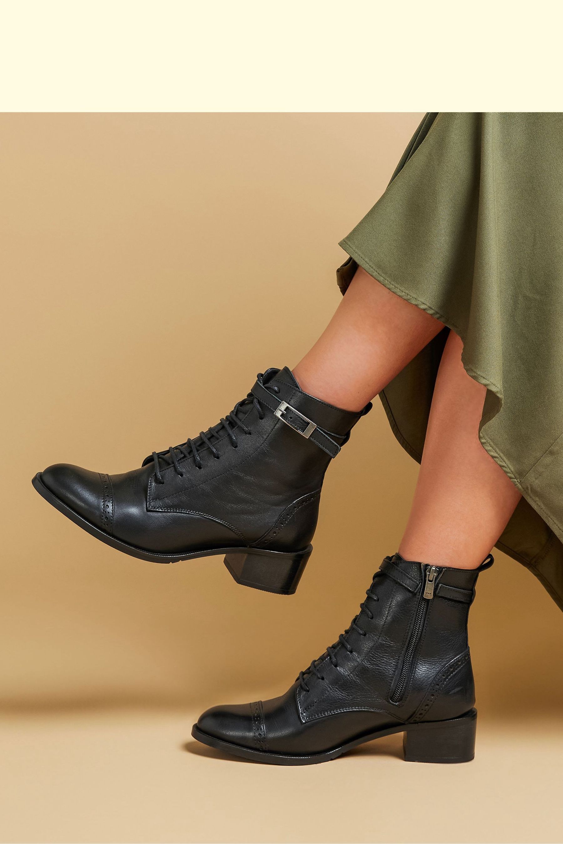 Jones black boots store
