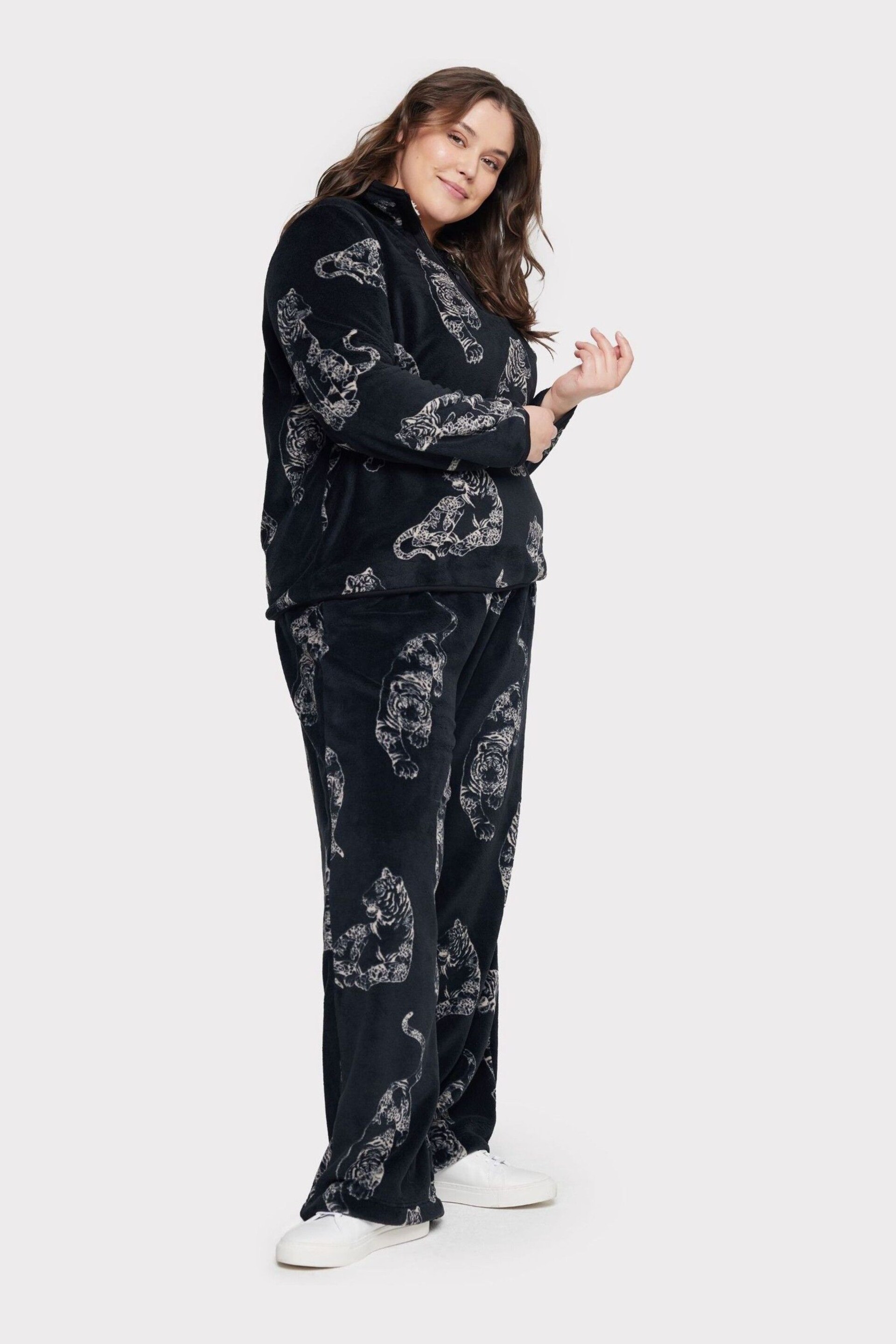 Chelsea Peers Black Curve Fleece Linear Tiger Print Co-ord Set - Image 3 of 5