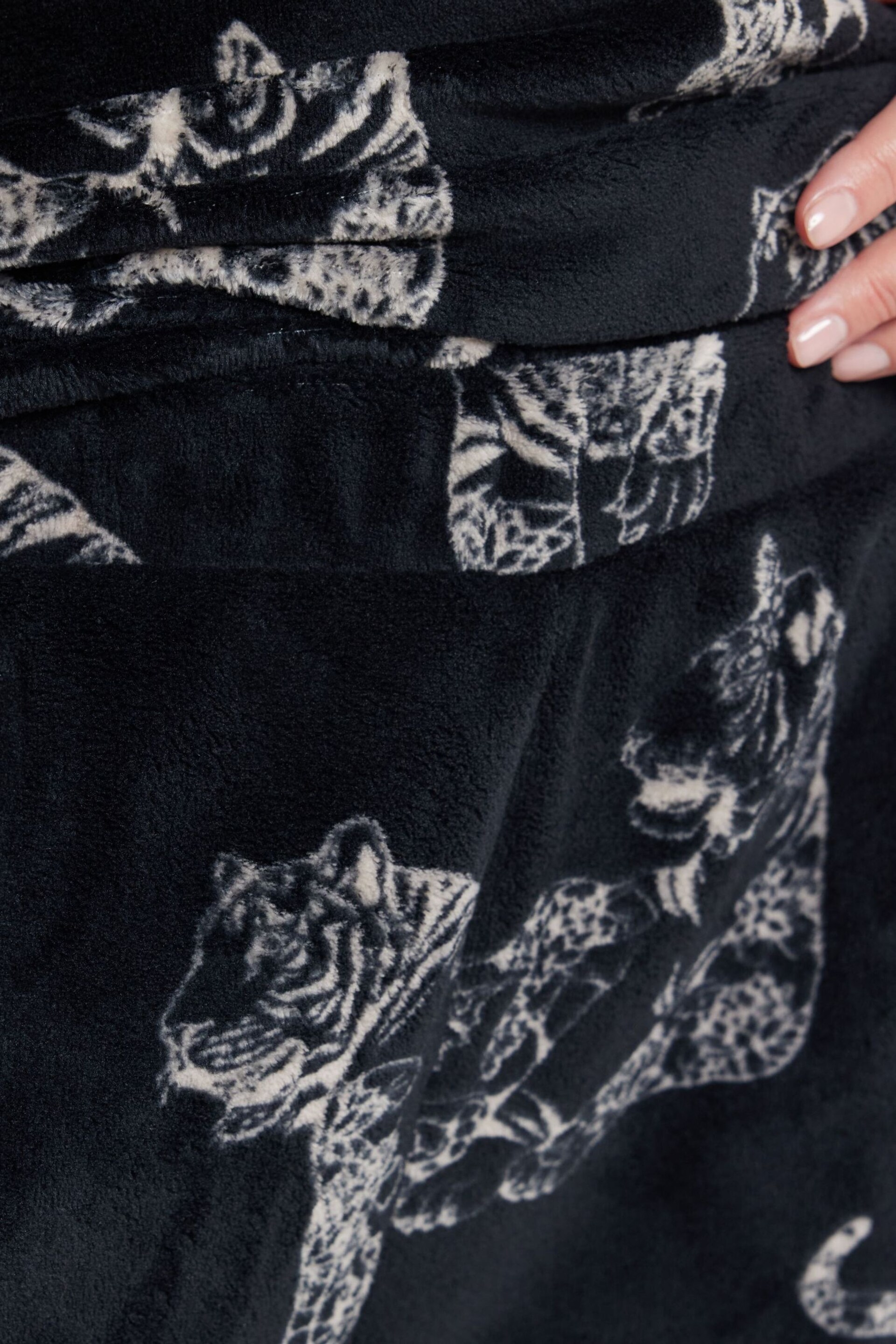 Chelsea Peers Black Curve Fleece Linear Tiger Print Co-ord Set - Image 5 of 5
