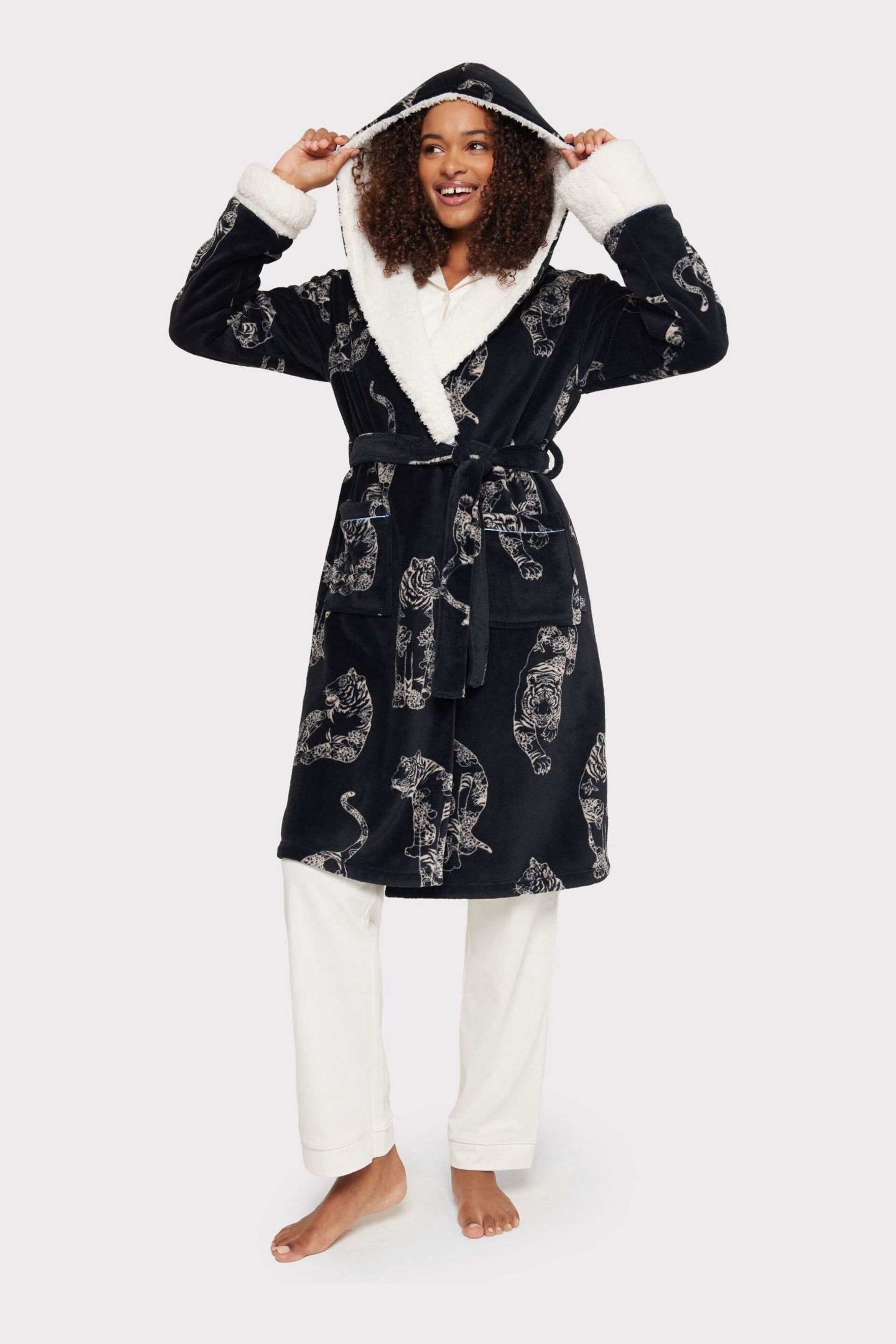 Chelsea Peers Black Curve Fleece Linear Tiger Print Dressing Gown - Image 4 of 5