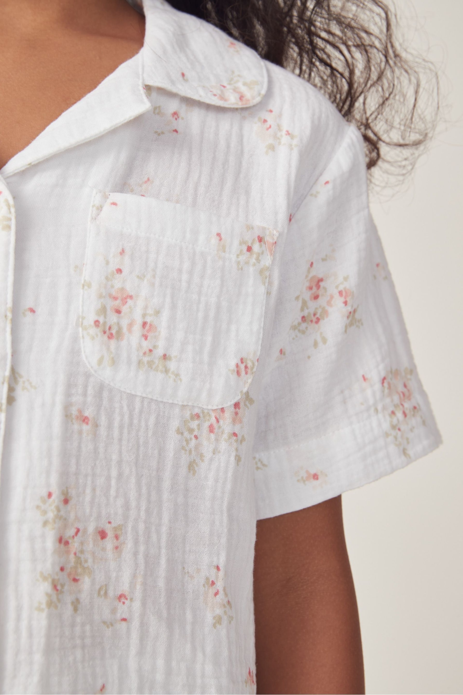 The White Company Organic Cotton Vintage Floral Classic Shortie White Pyjamas - Image 4 of 6