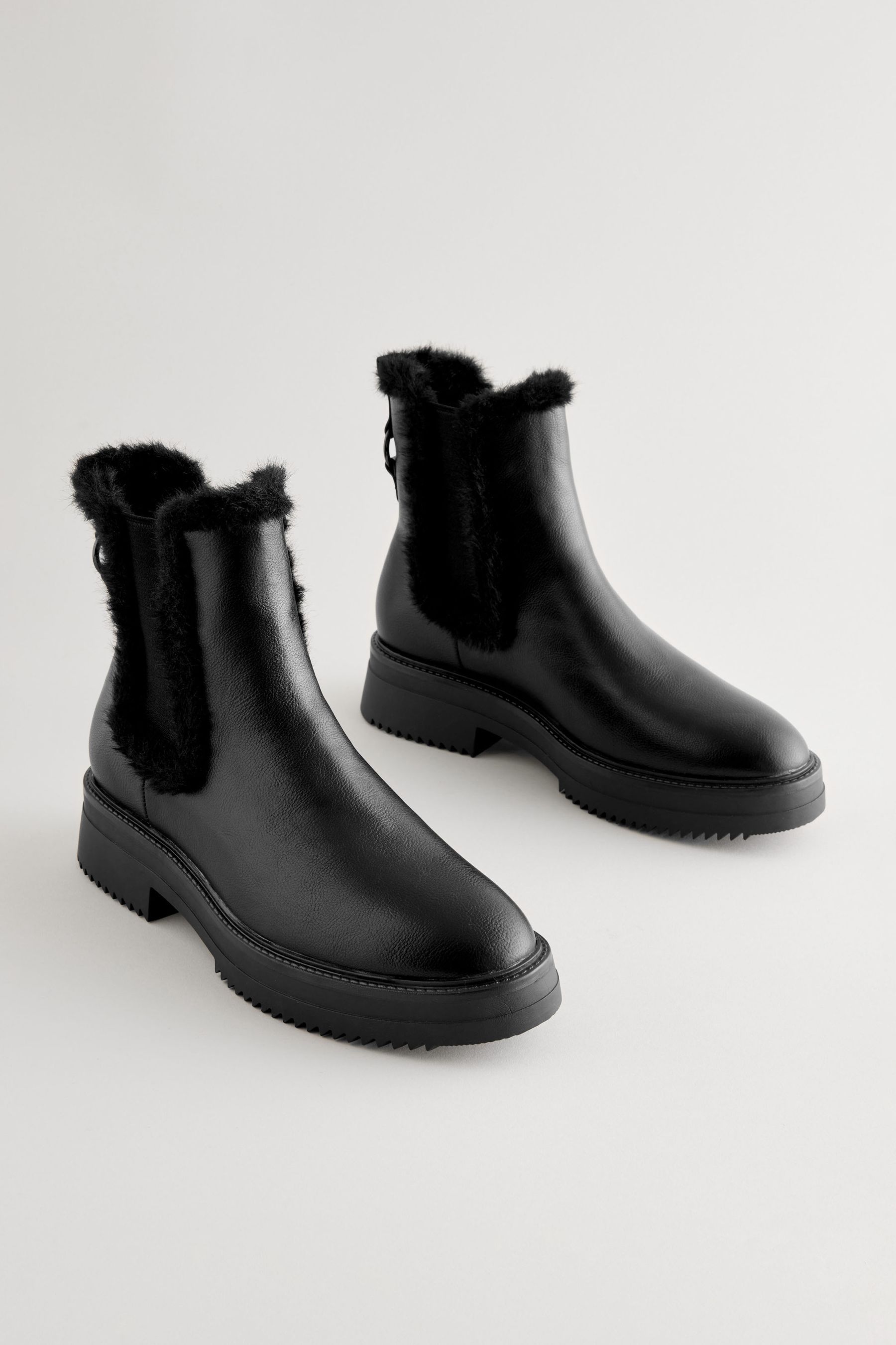 Black fur lined chelsea boots clearance