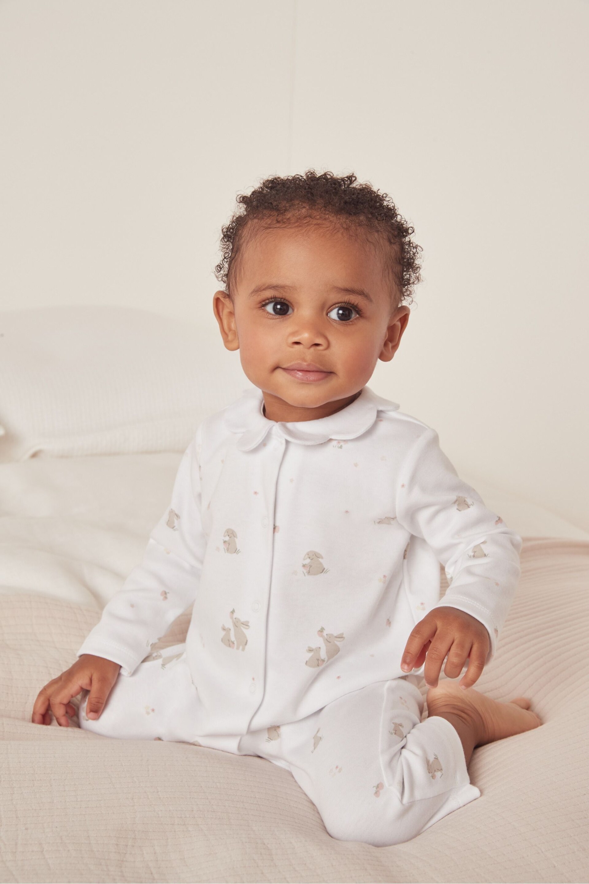 The White Company Organic Cotton Scallop Collar Hoppy Bunny White Sleepsuit - Image 2 of 4