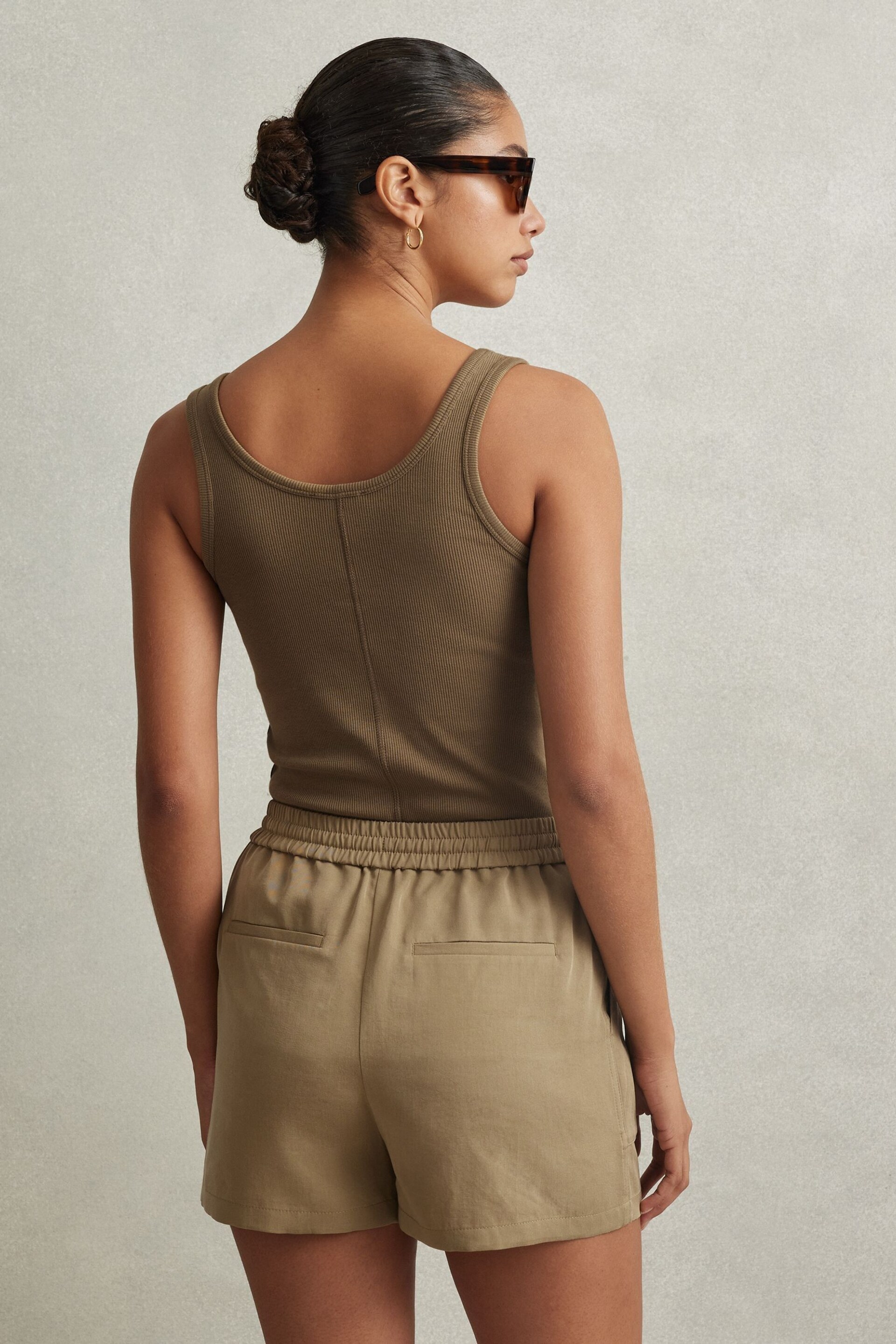 Reiss Khaki Isador Drawstring Shorts with TENCEL™ Fibers - Image 5 of 6