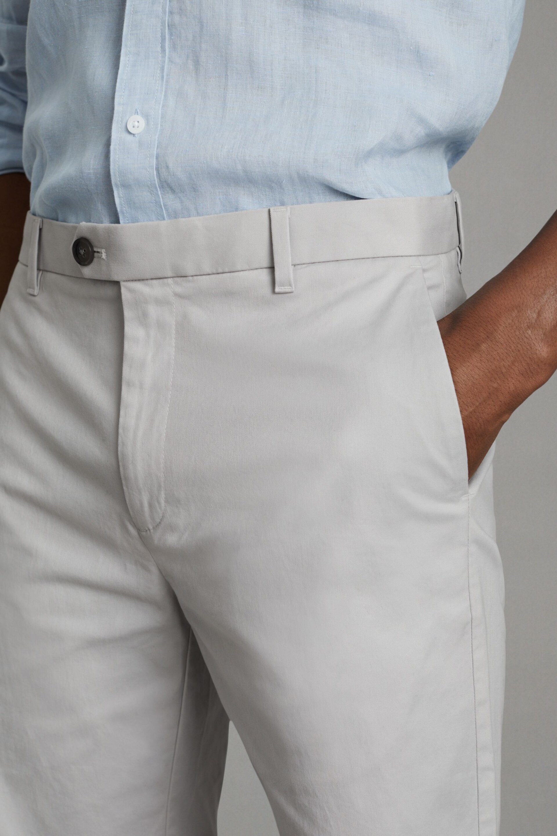 Reiss Ice Grey Wicket Modern Fit Cotton Blend Chino Shorts - Image 4 of 6