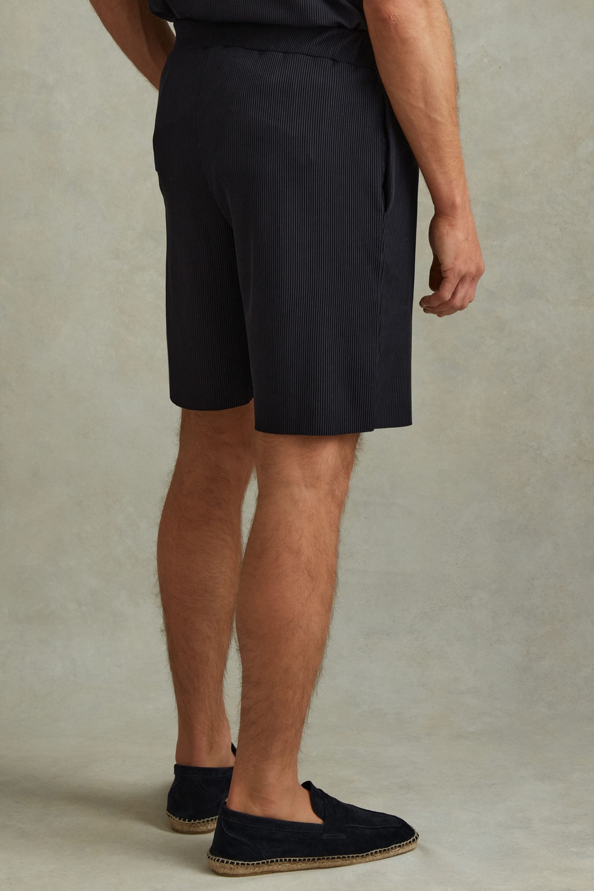 Reiss Navy Conor Ribbed Elasticated Waist Shorts - Image 5 of 5