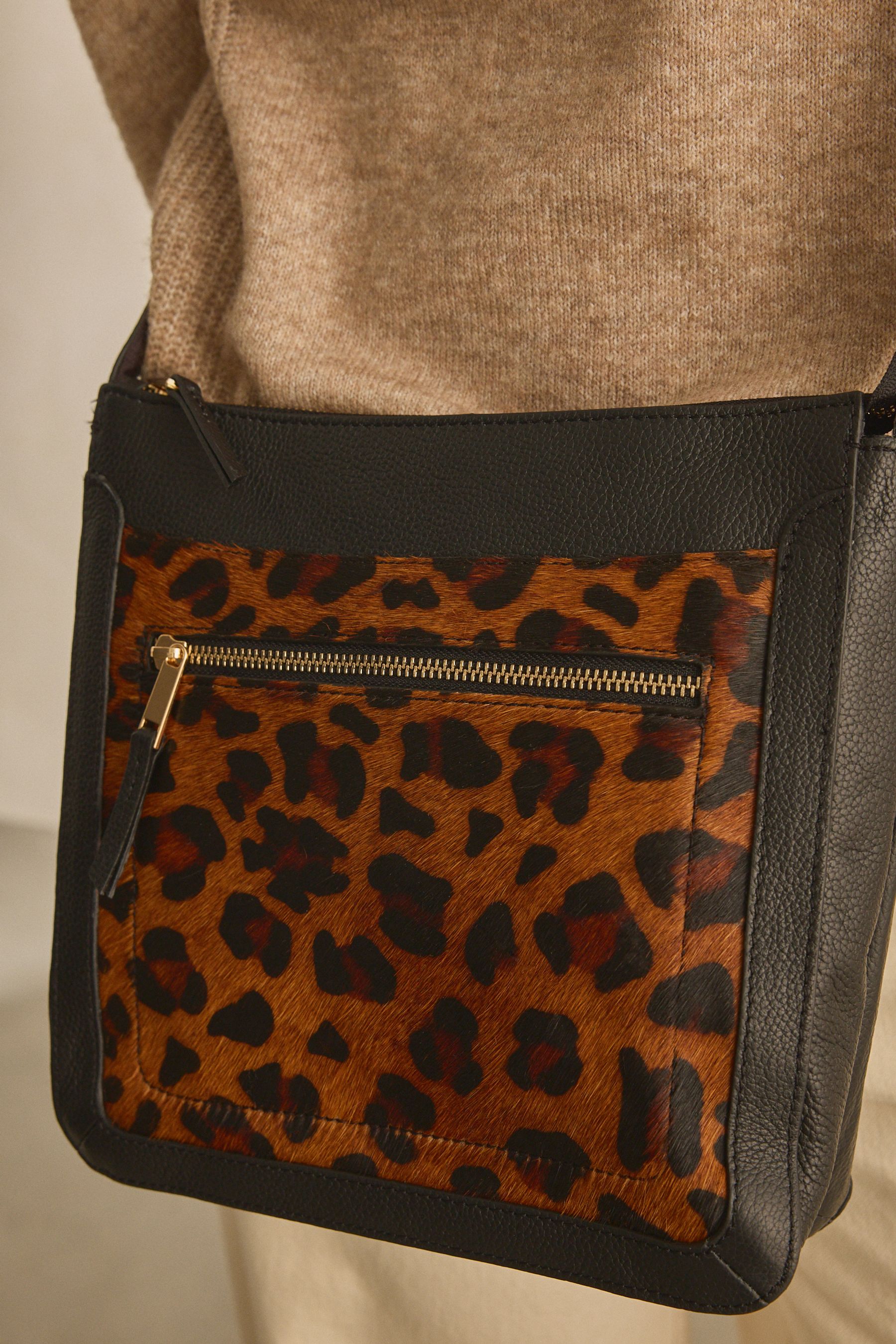 Kaufe Sie Leopard Umhangetasche aus Leder mit Fach bei Next Deutschland