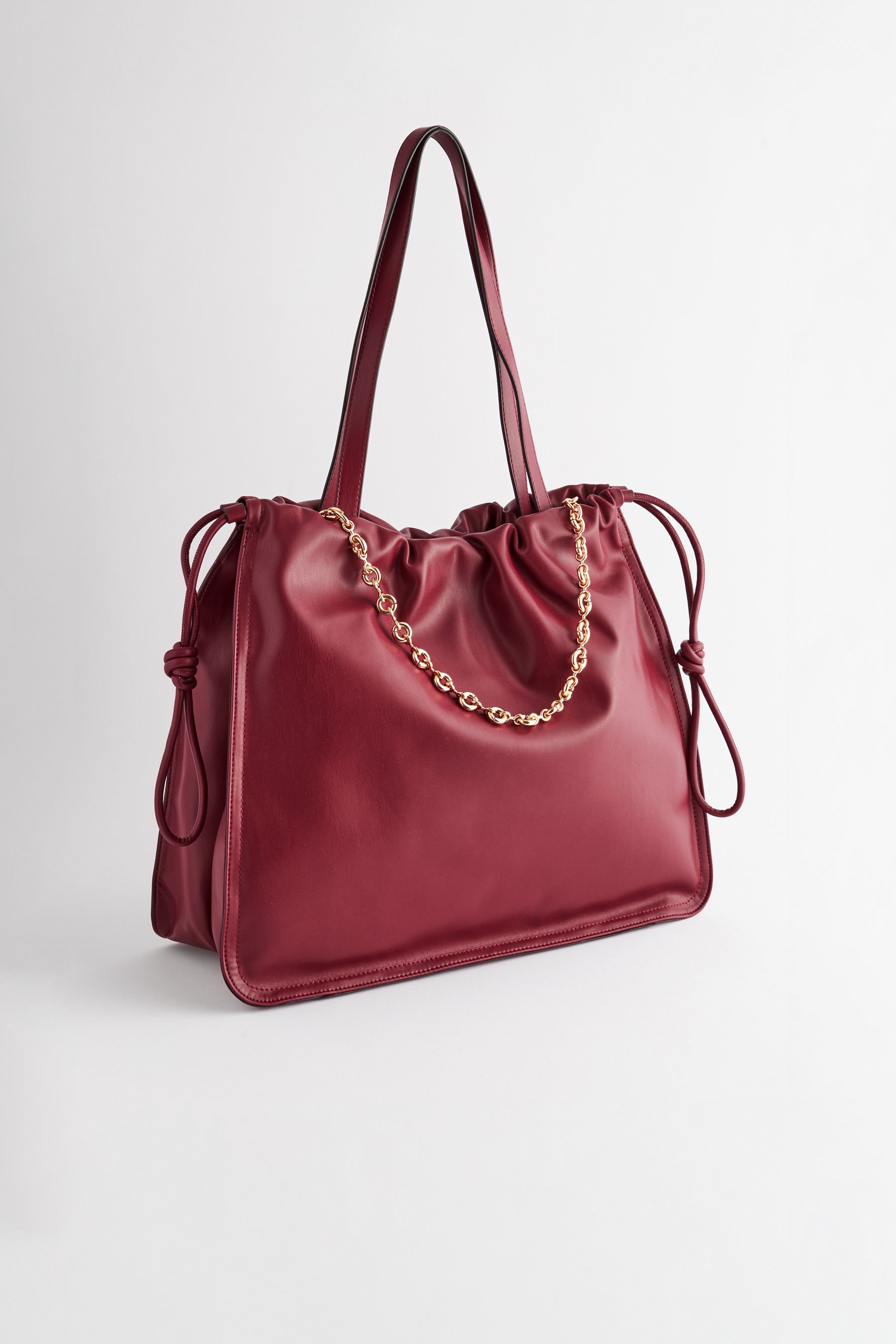 Red chain shoulder bag outlet
