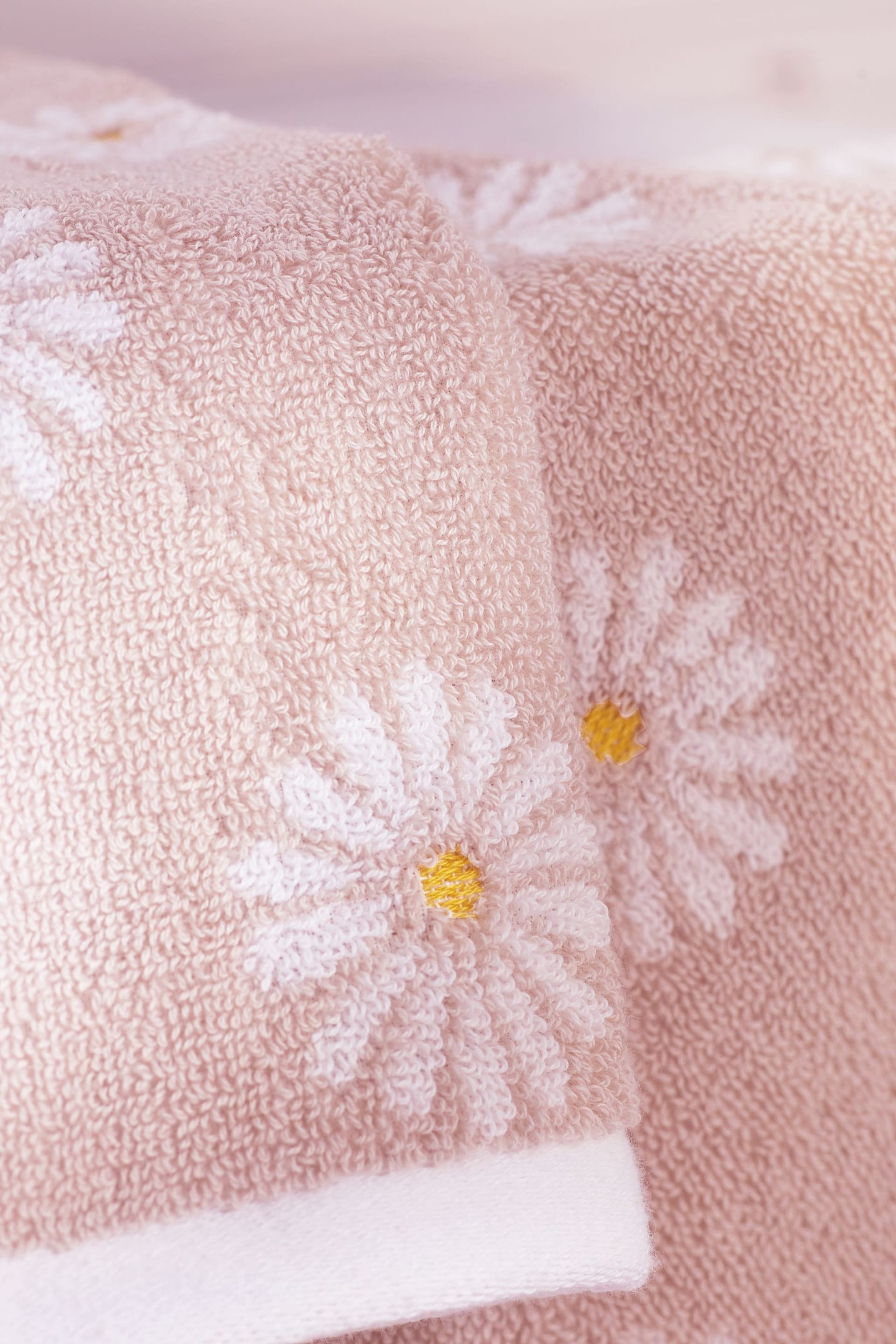 Pink Pink Set of 2 Daisy Face Cloths - Image 3 of 4