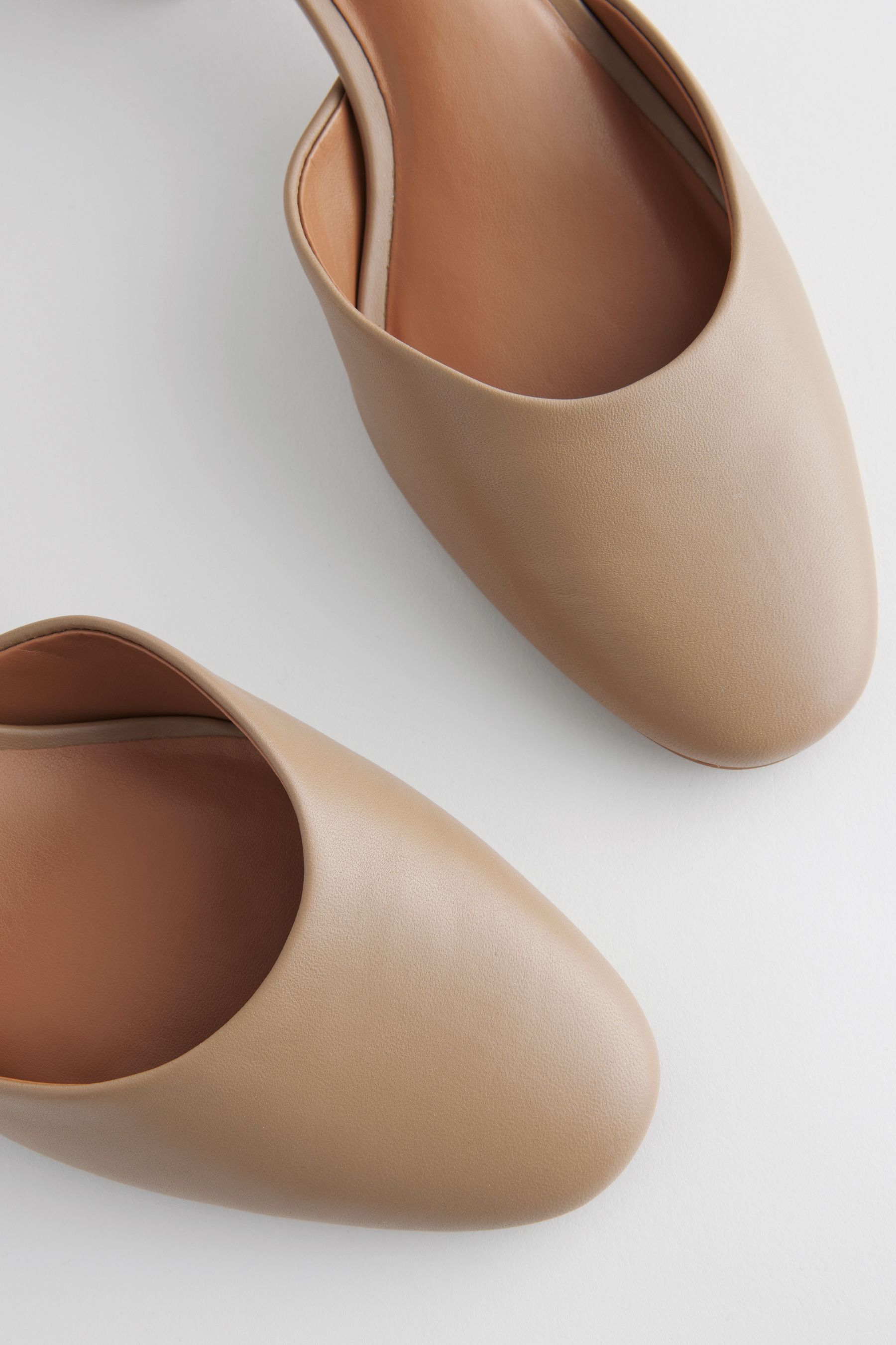 Brown block heels closed toe 2025