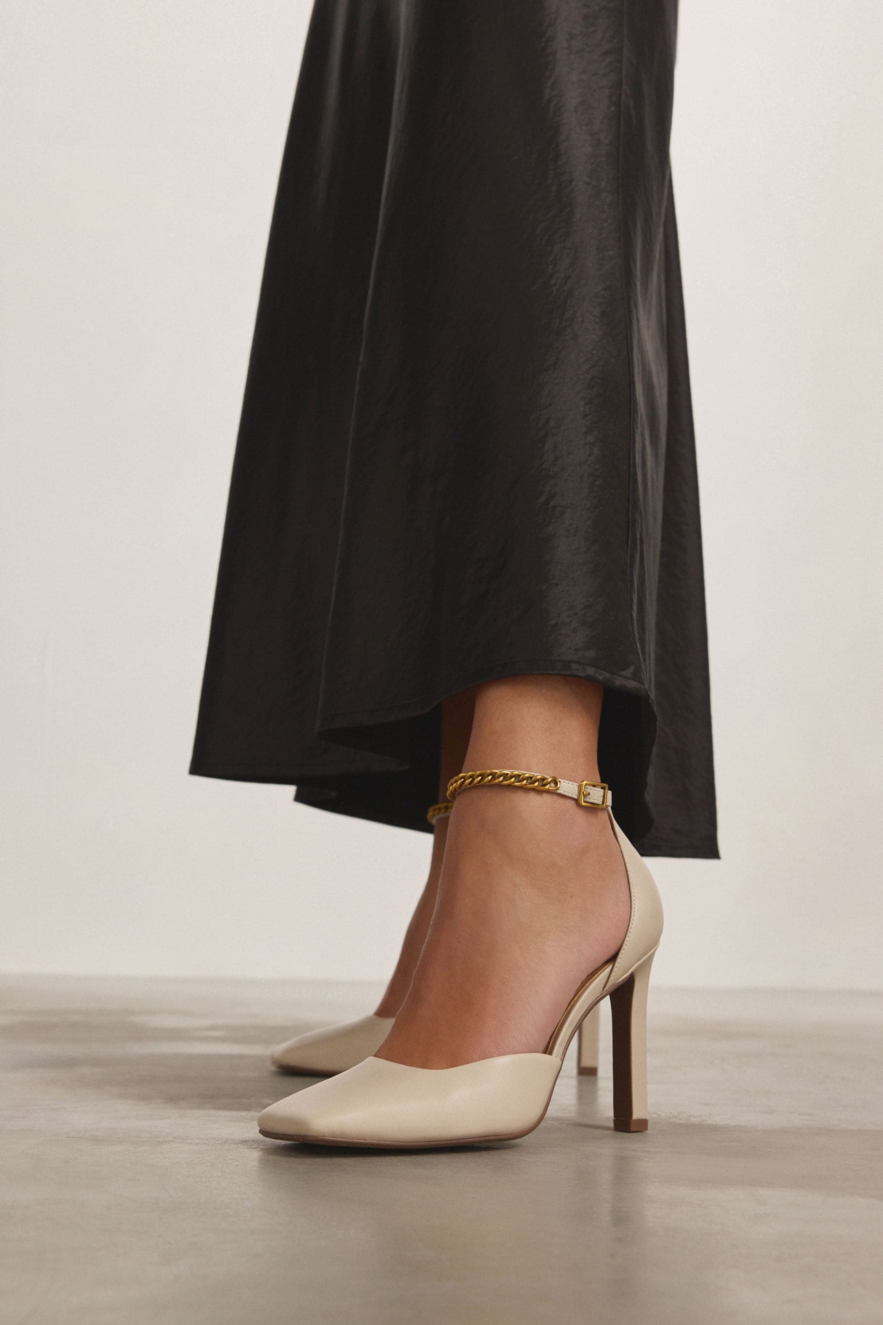 Ankle strap heels canada 2025