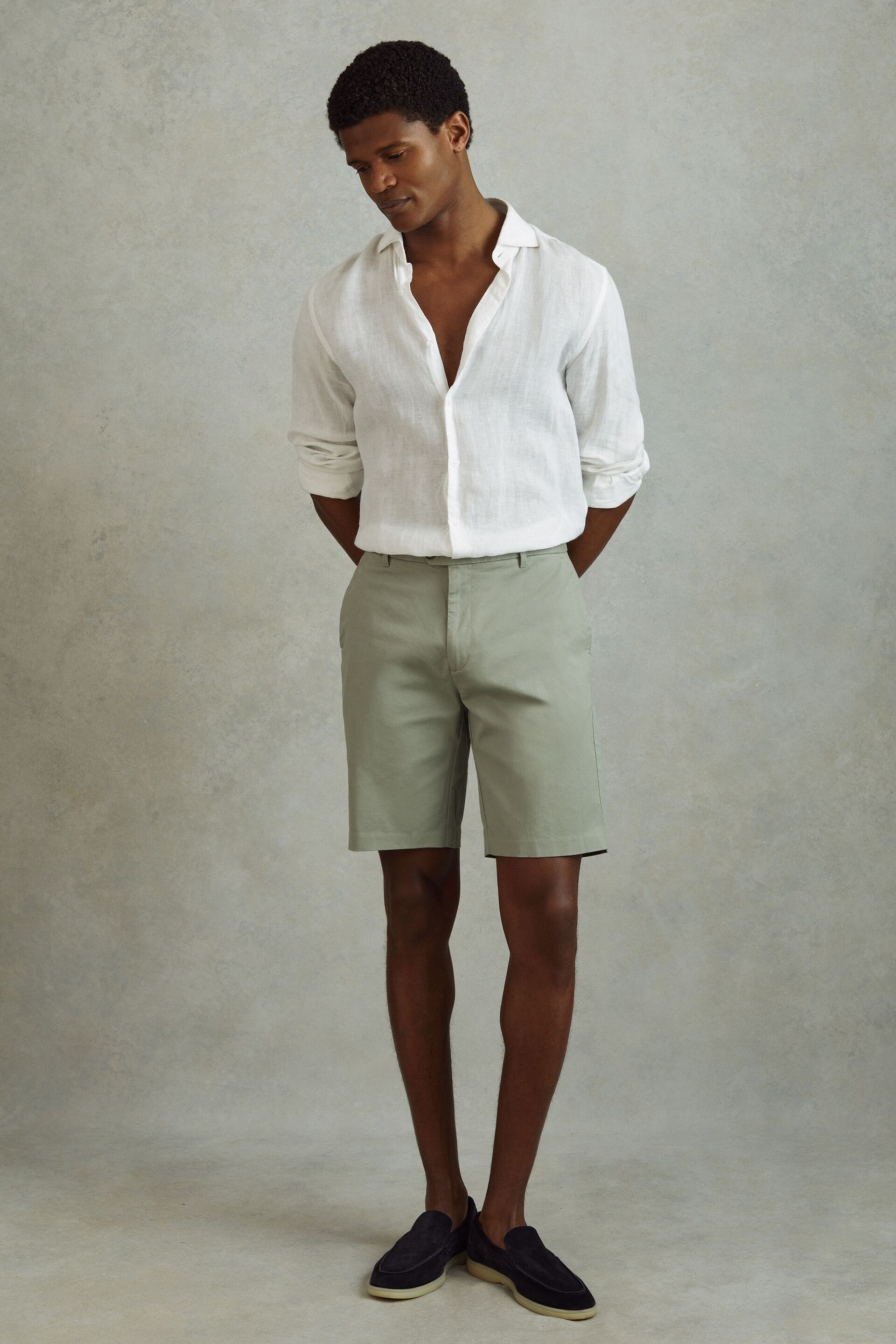 Reiss Pistachio Wicket Modern Fit Cotton Blend Chino Shorts - Image 3 of 5