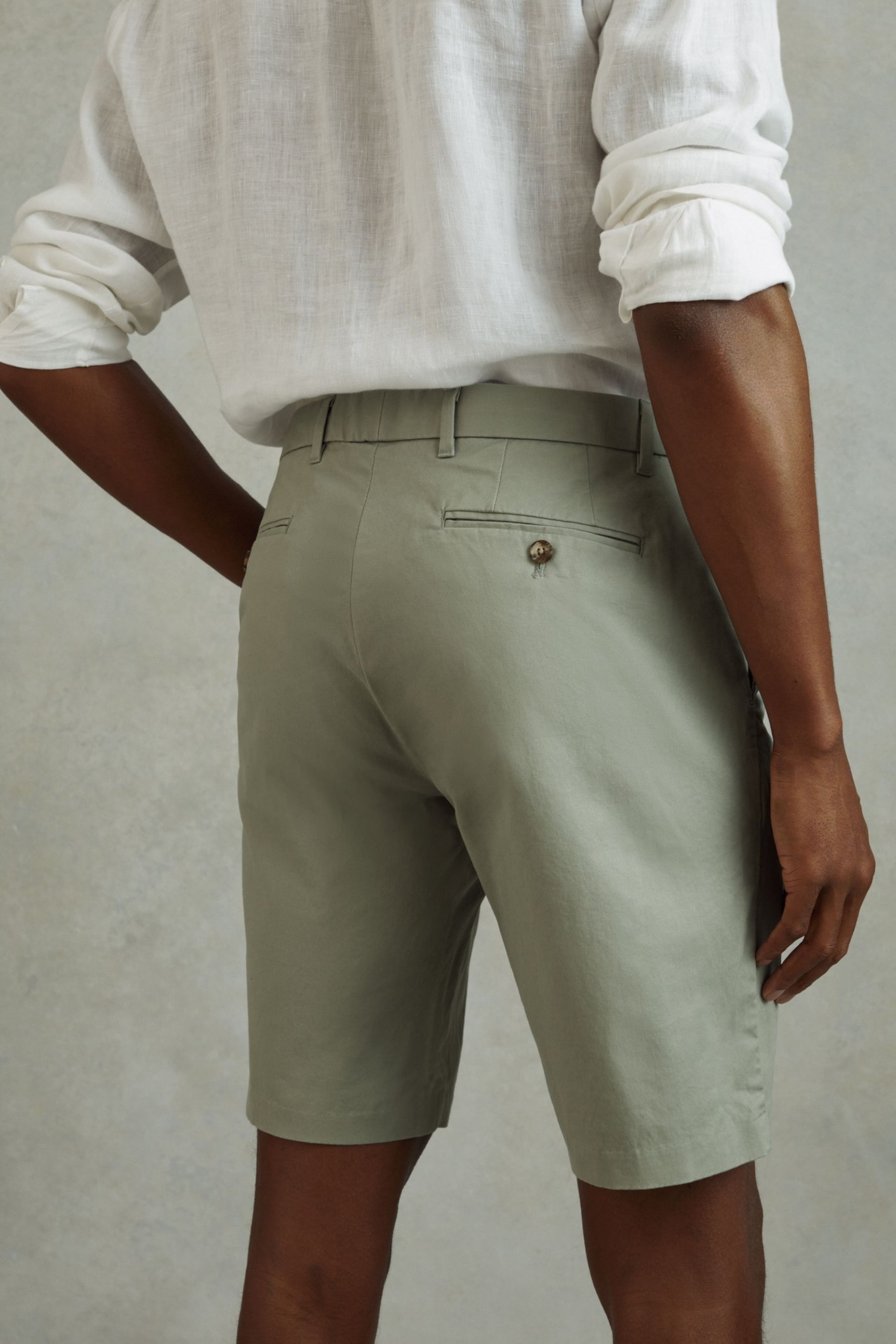 Reiss Pistachio Wicket Modern Fit Cotton Blend Chino Shorts - Image 4 of 5
