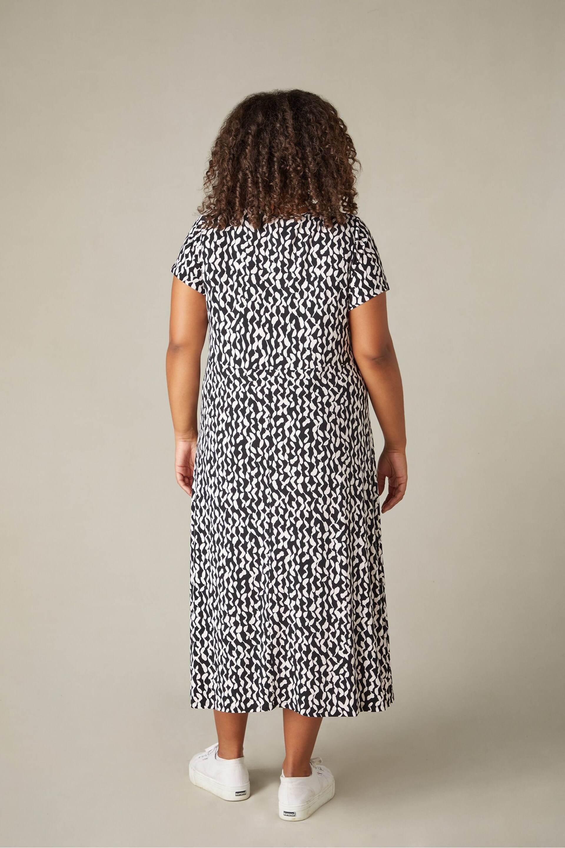 Live Unlimited Curve Mono Curl Print Jersey Short Sleeve Black Midi Dress - Image 2 of 6