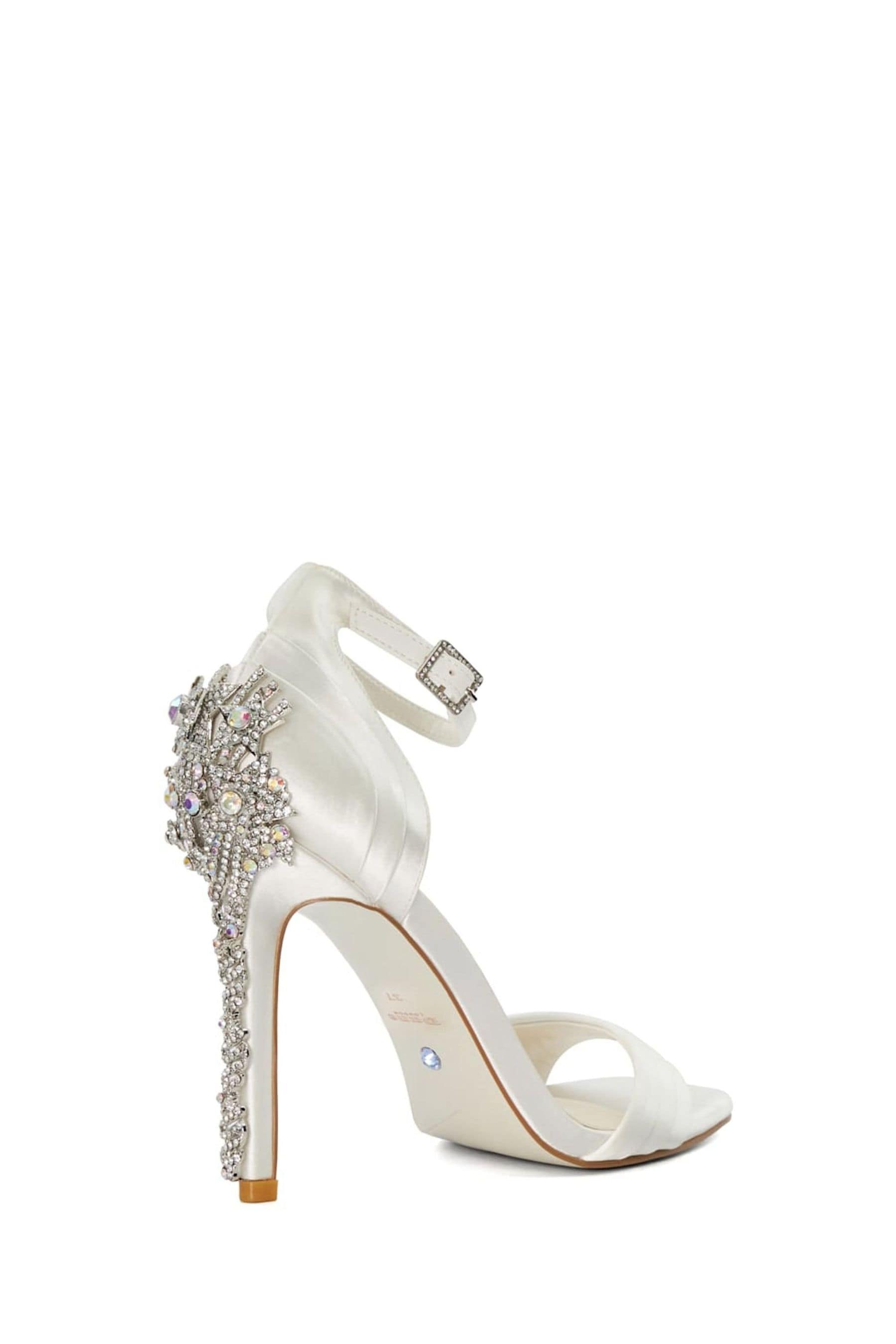 White heels dune top