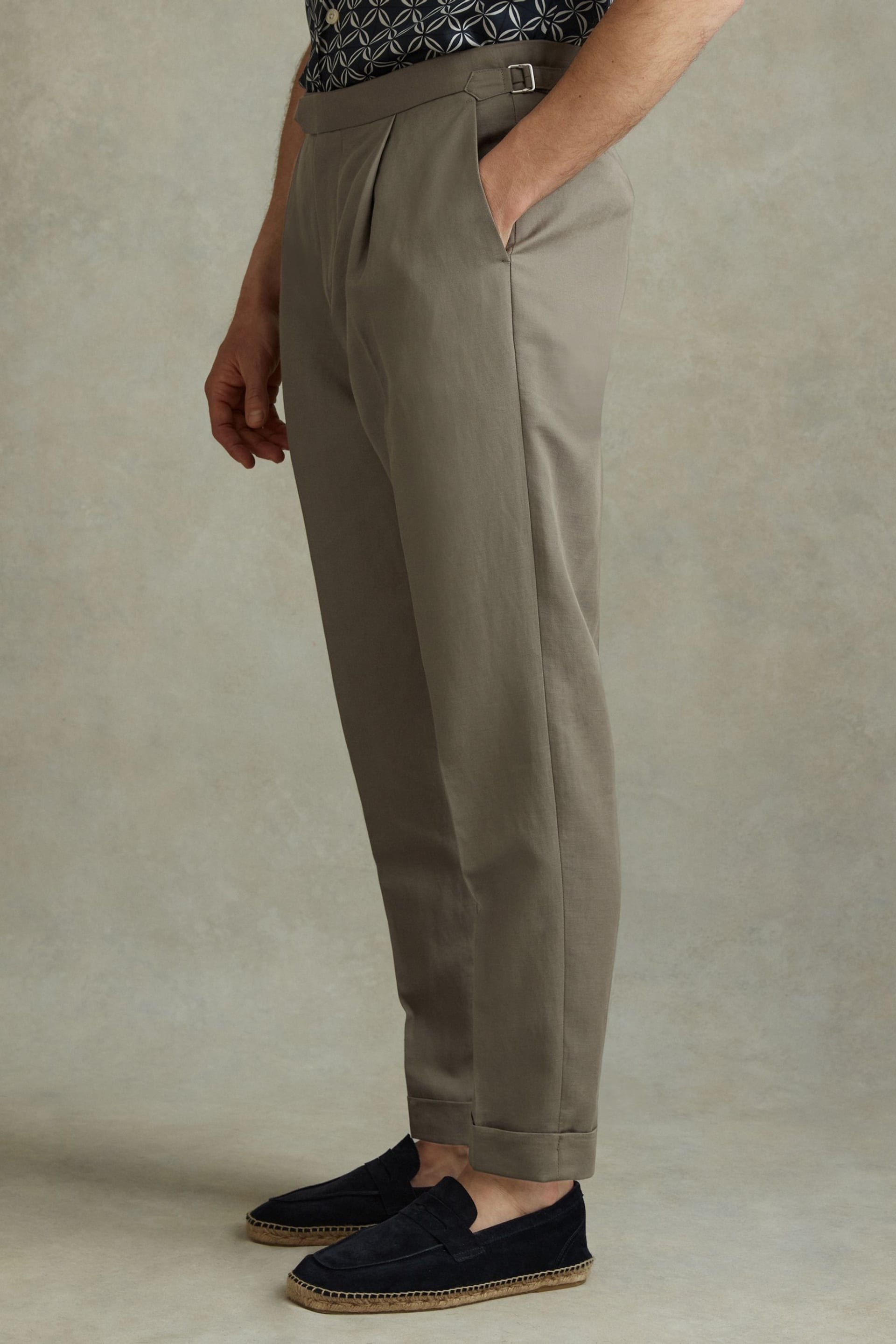 Reiss Light Khaki Com Relaxed Cropped Trousers with Turned-Up Hems - Image 3 of 5