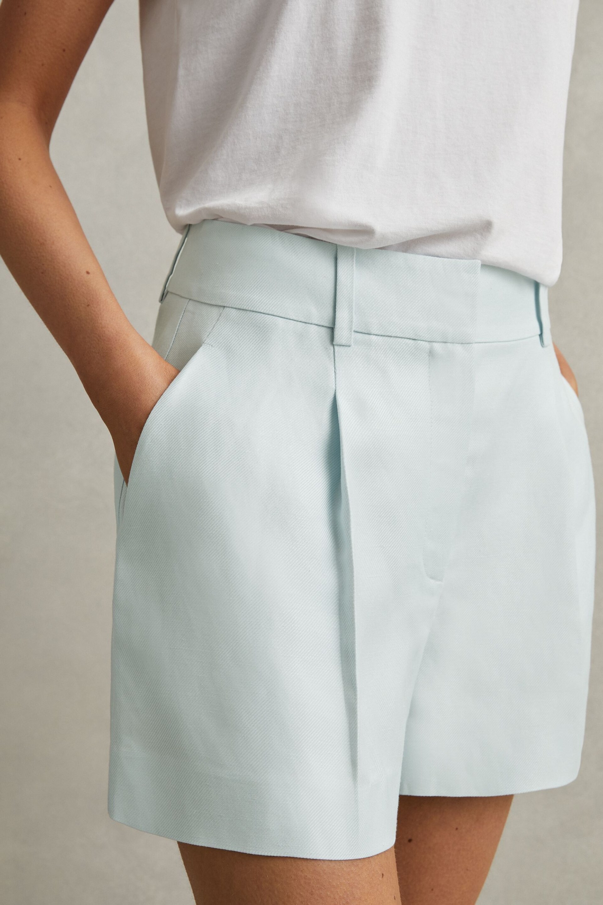 Reiss Blue Lori Viscose-Linen Front Pleat Suit Shorts - Image 3 of 6