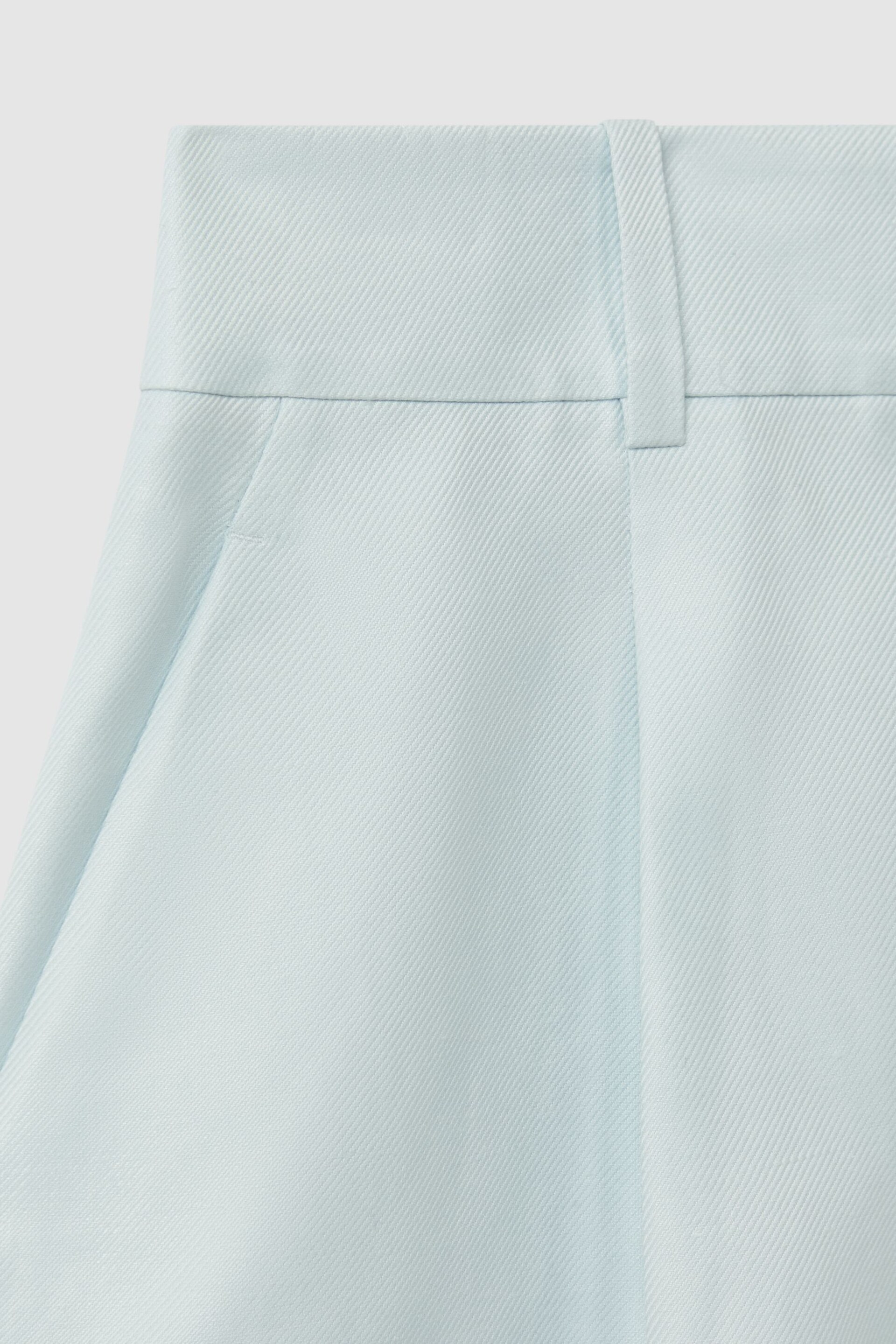 Reiss Blue Lori Viscose-Linen Front Pleat Suit Shorts - Image 6 of 6