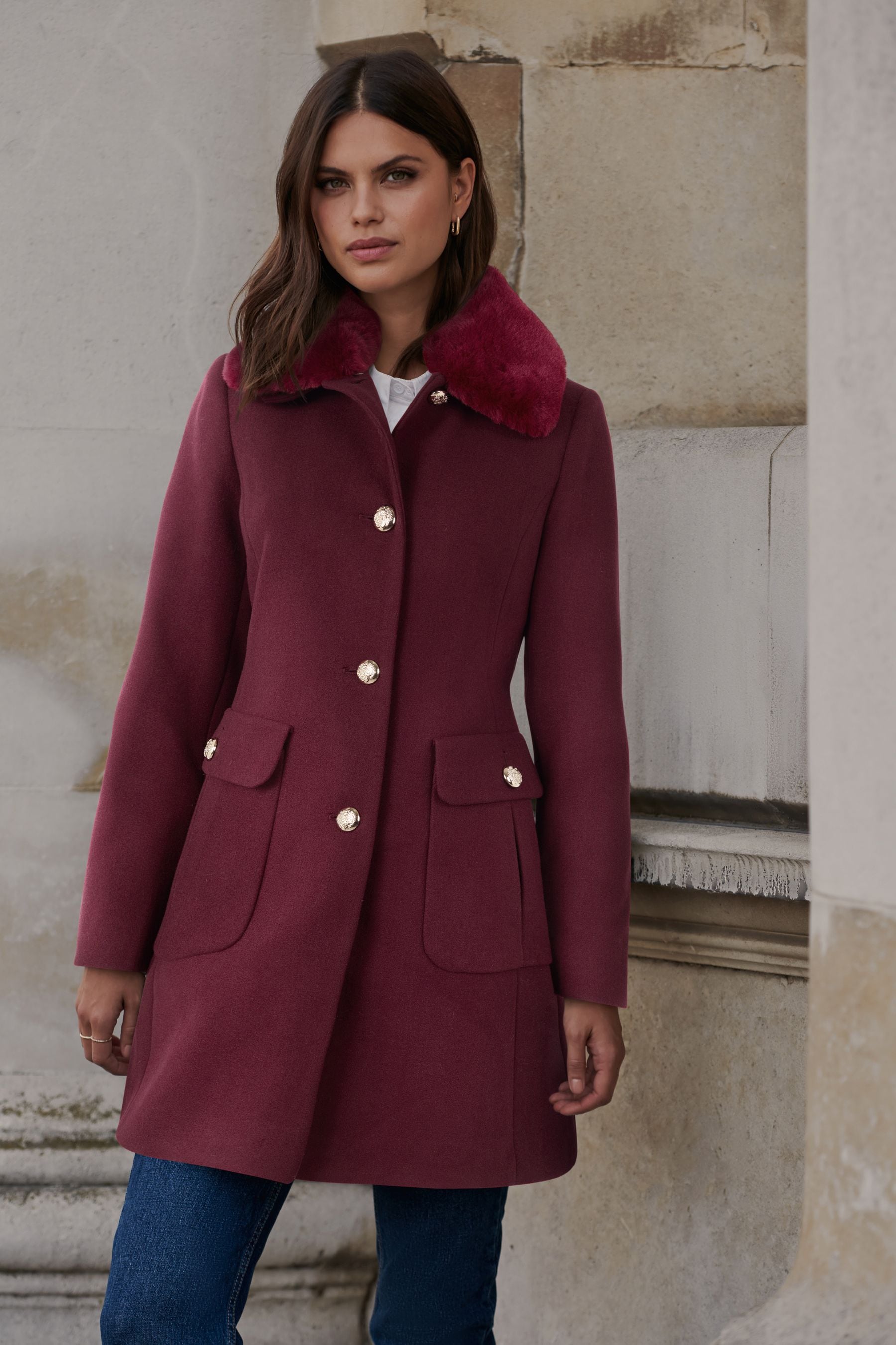 Buy Manteau princesse Lipsy en fausse fourrure a col from Next Luxembourg