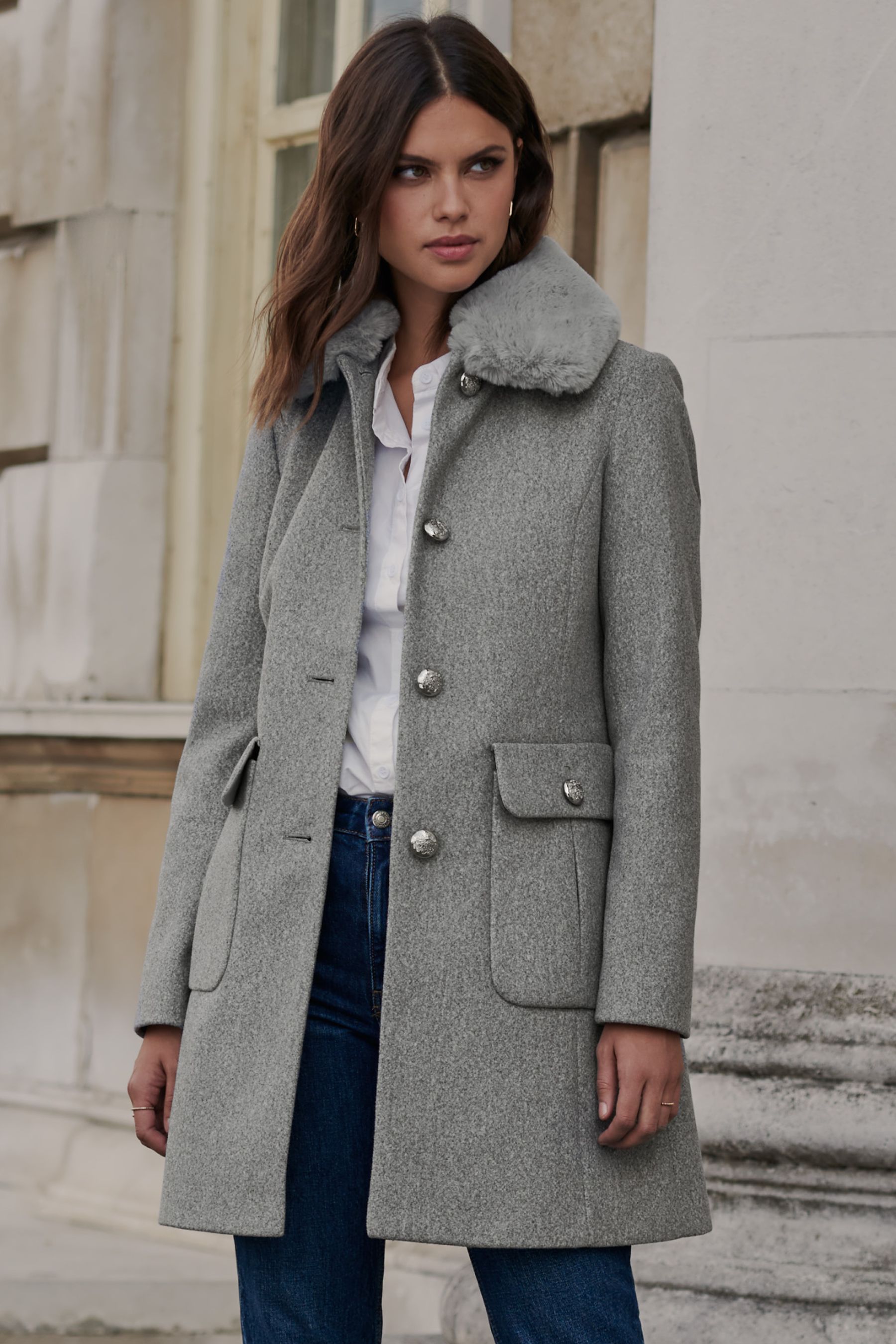 Buy Manteau princesse Lipsy en fausse fourrure a col from Next Luxembourg