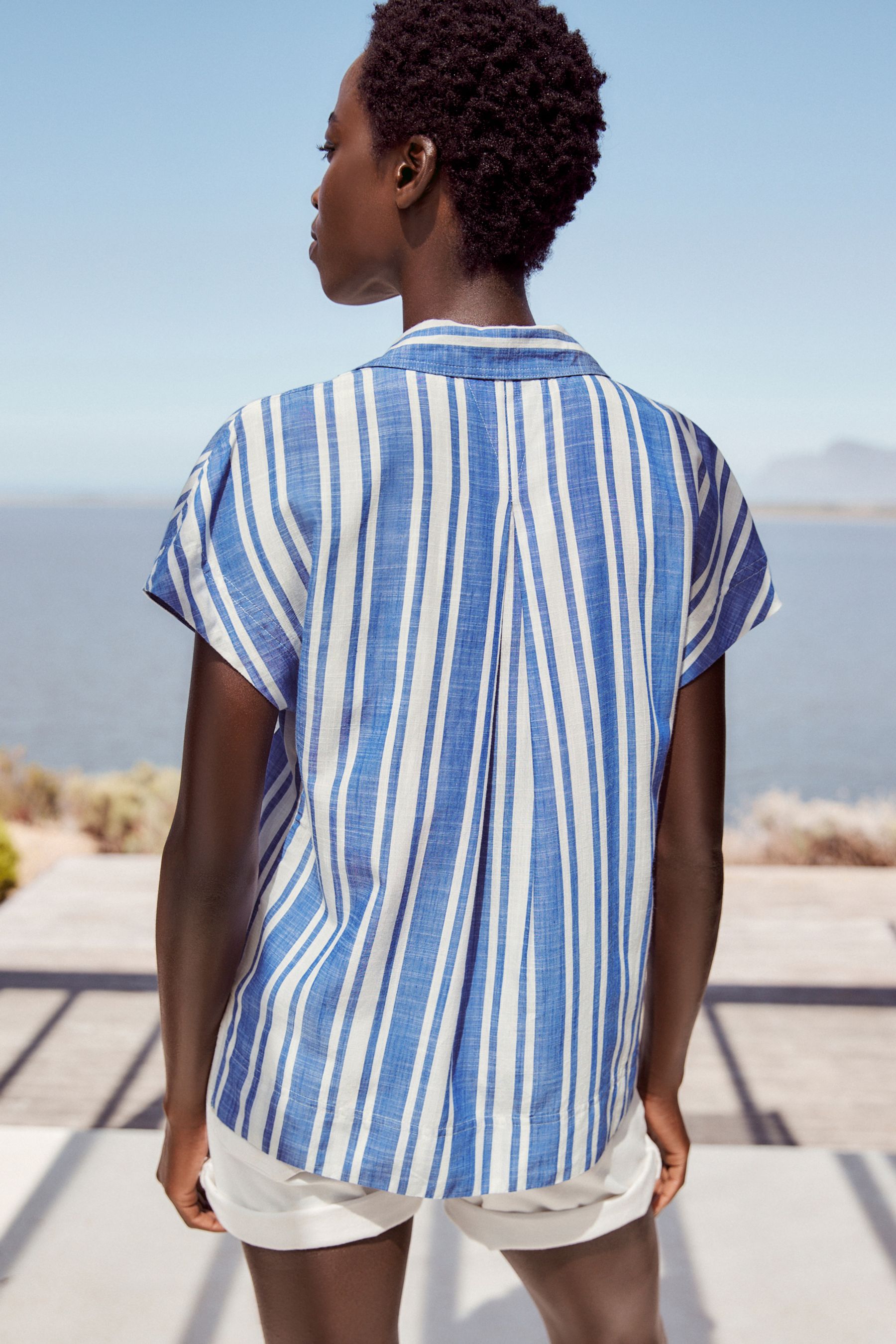 Blue and white striped short sleeve shirt shop
