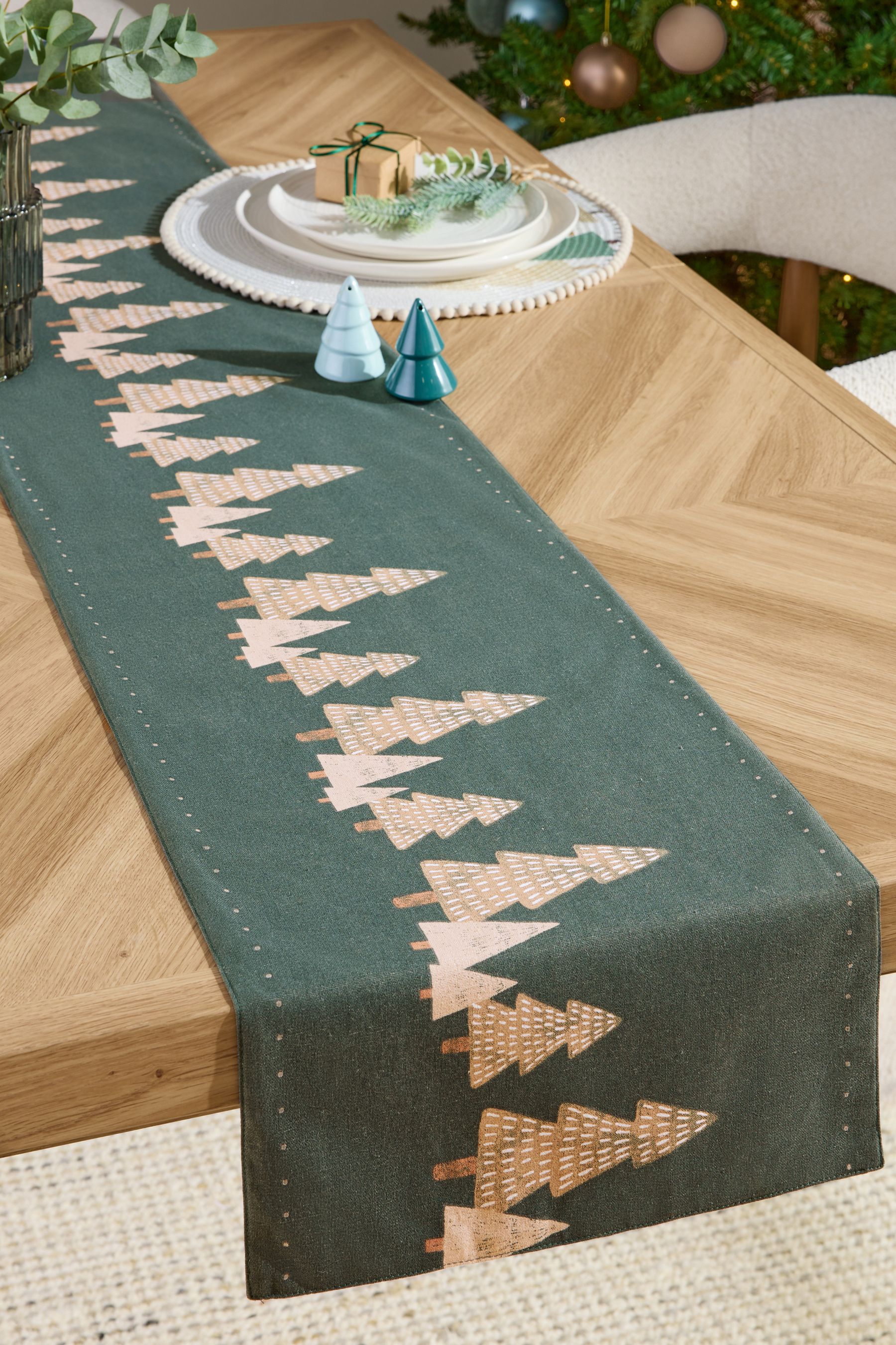 Changing table runner with pockets outlet