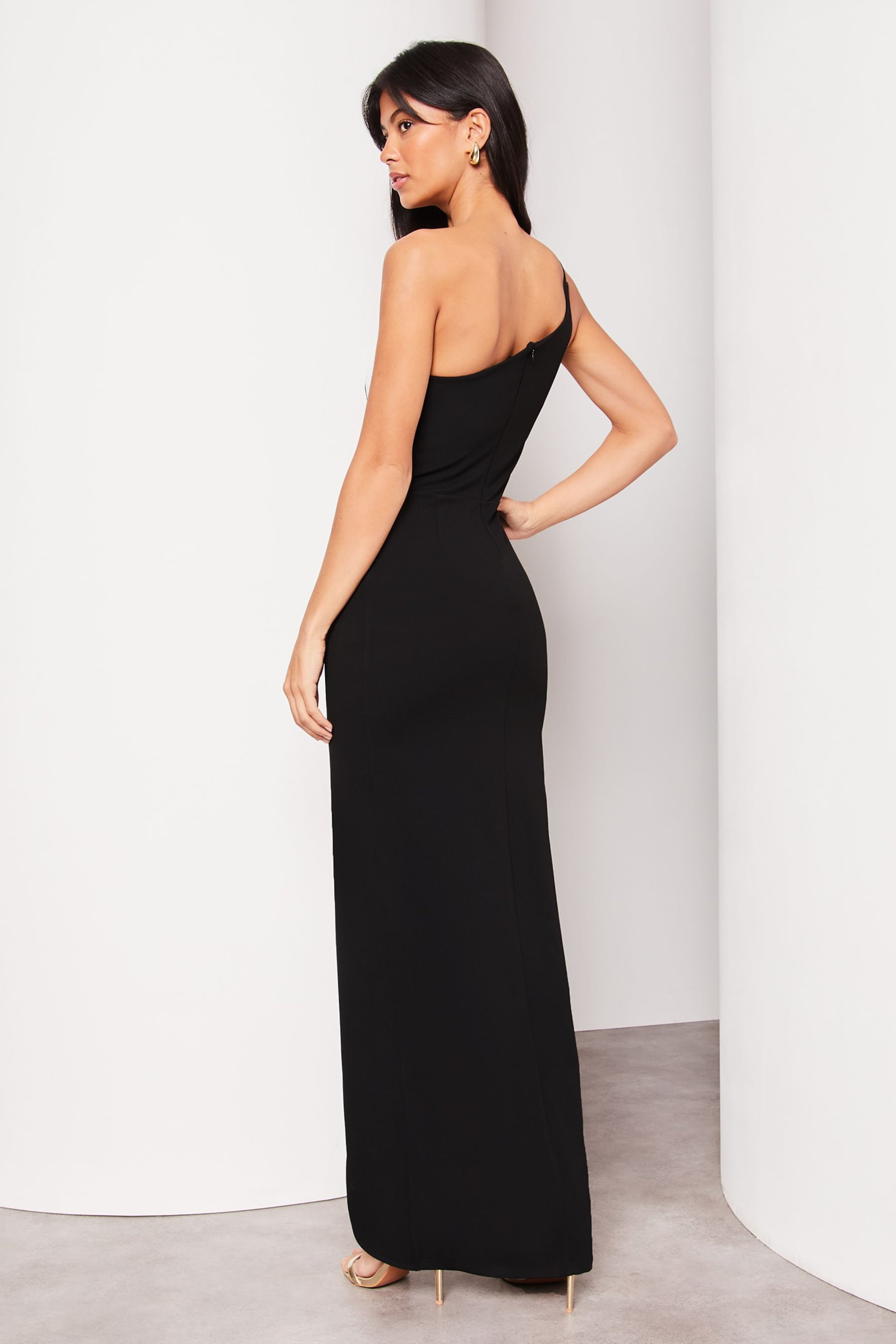 Lipsy Black/White One Shoulder Chain Strap Split Detail Maxi Dress - Image 2 of 4