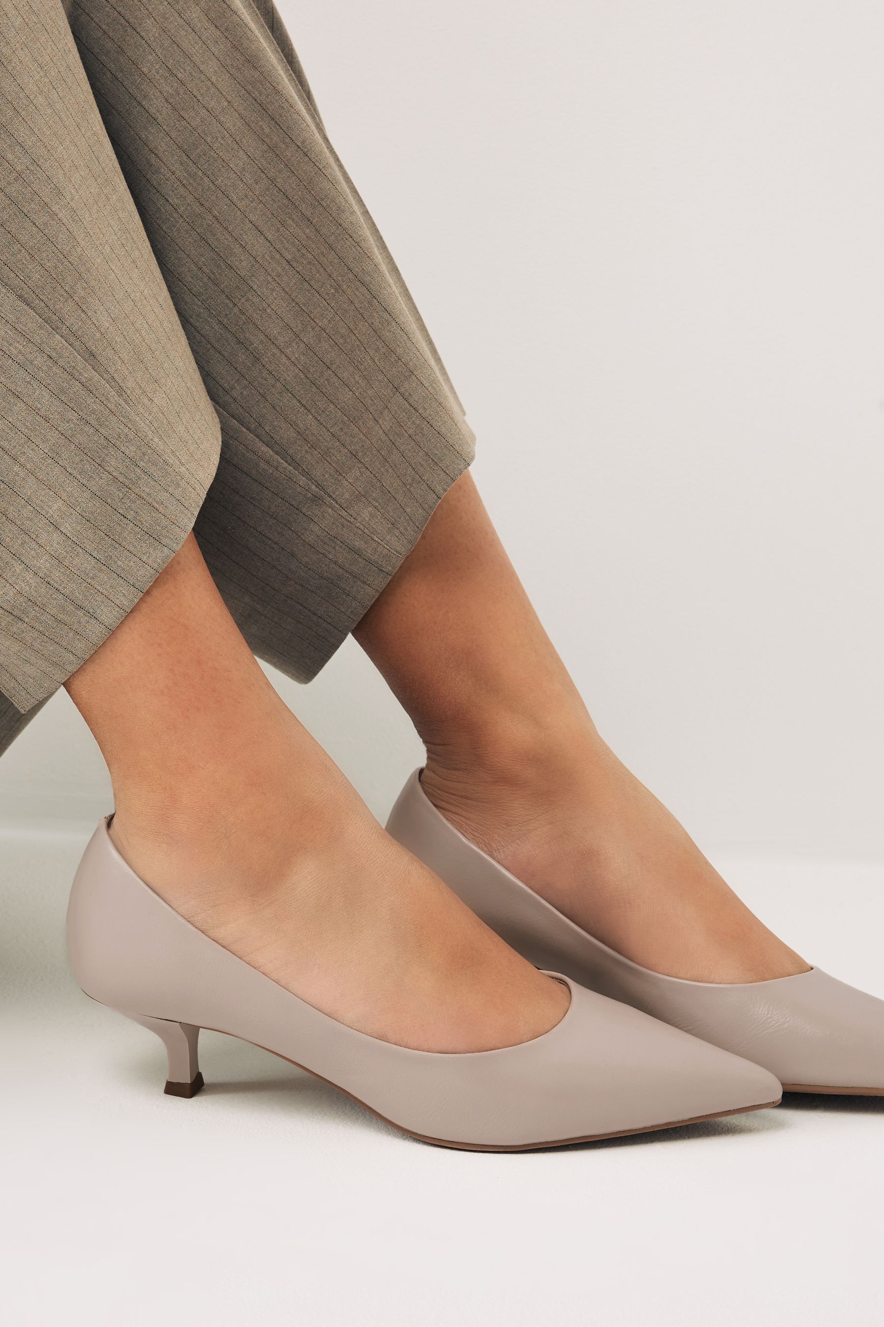 Comfortable kitten heel pumps online