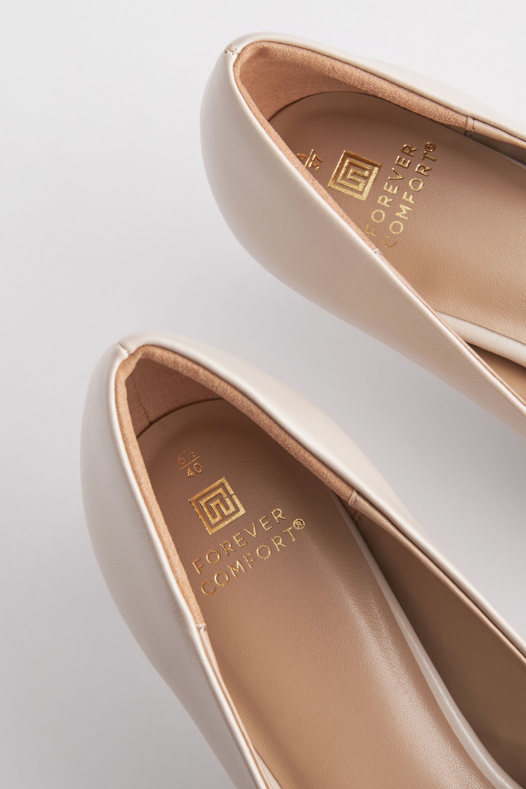 Wide fit kitten heel court shoes on sale
