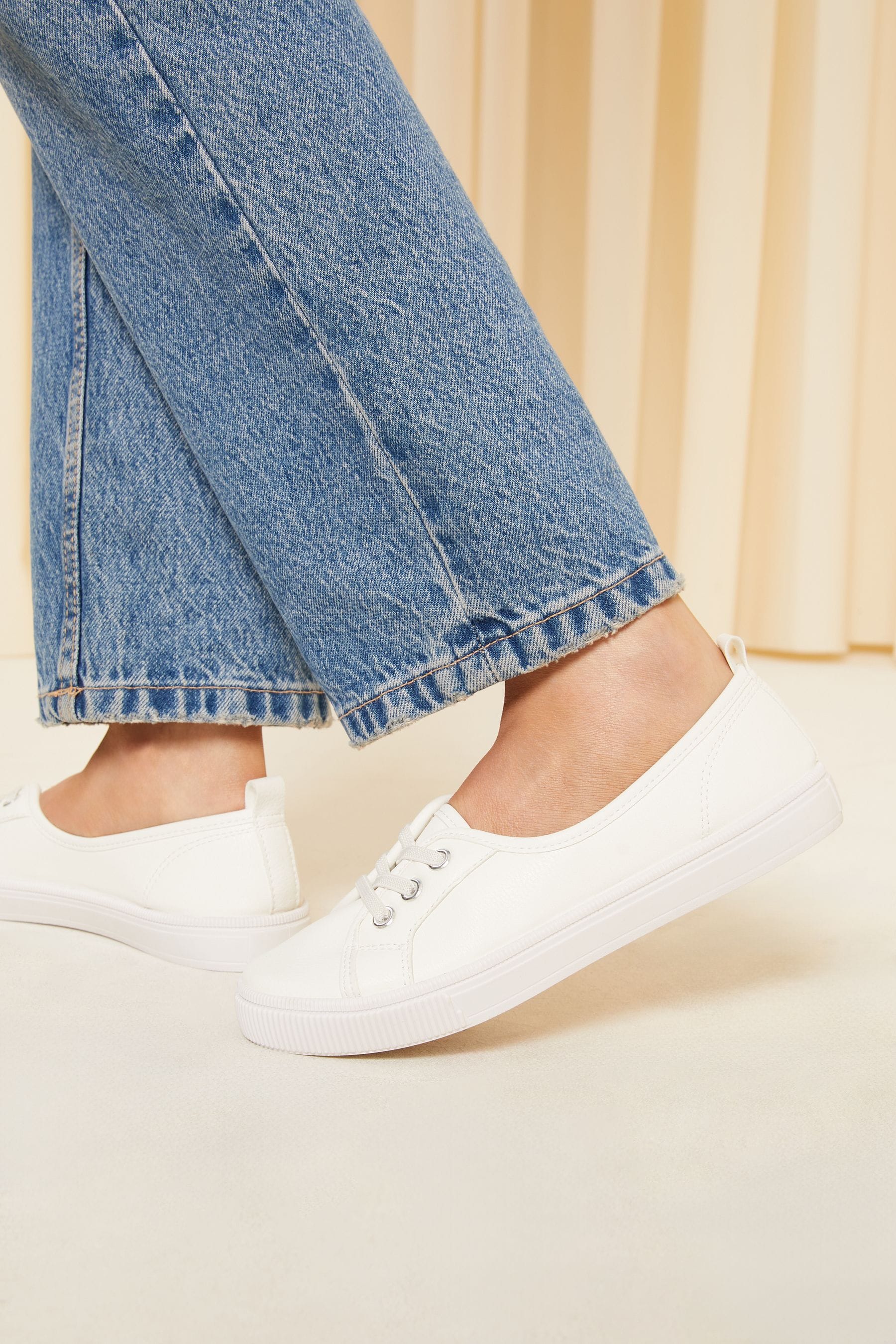 Plimsoll pumps top