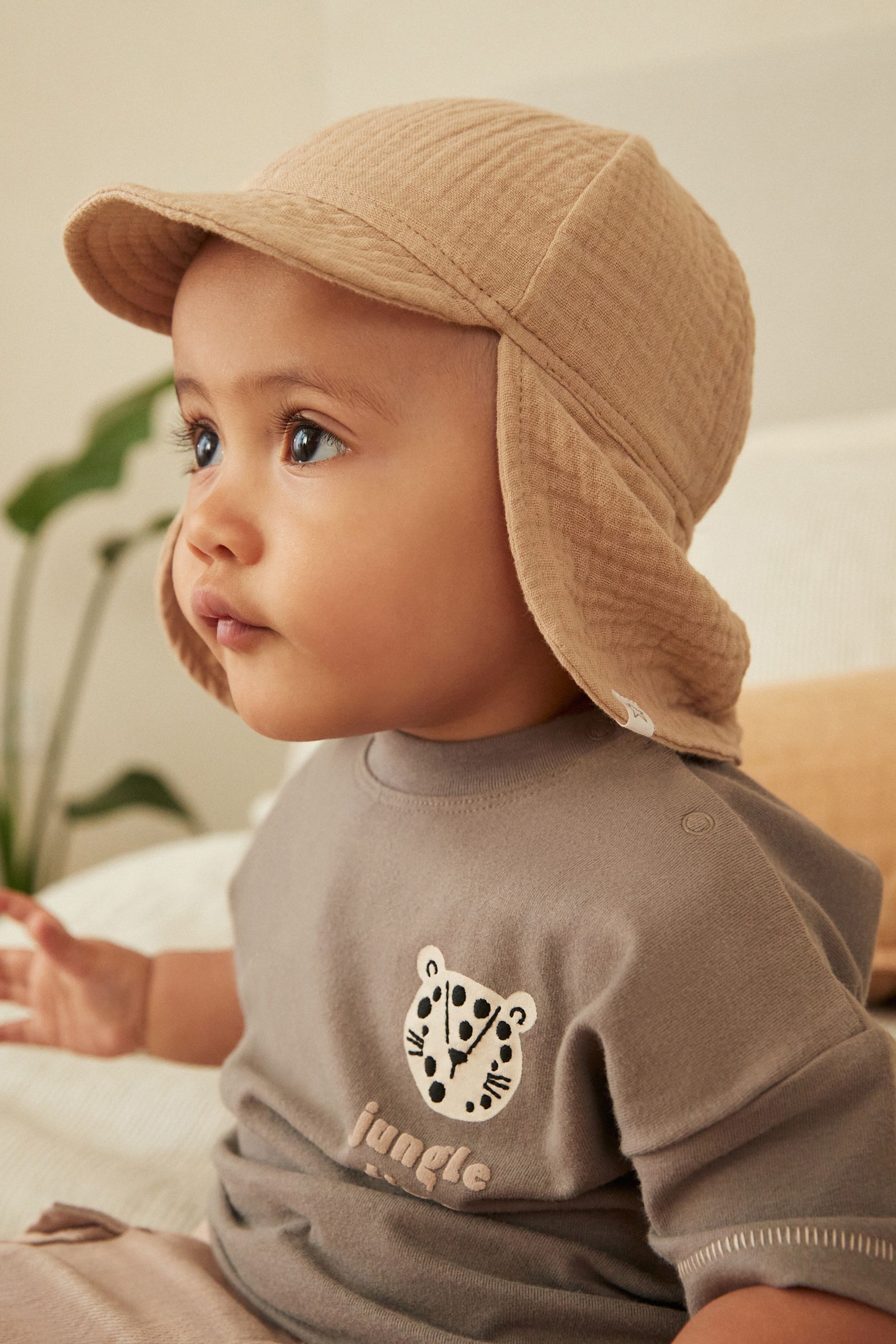 Brown infant hat 2025