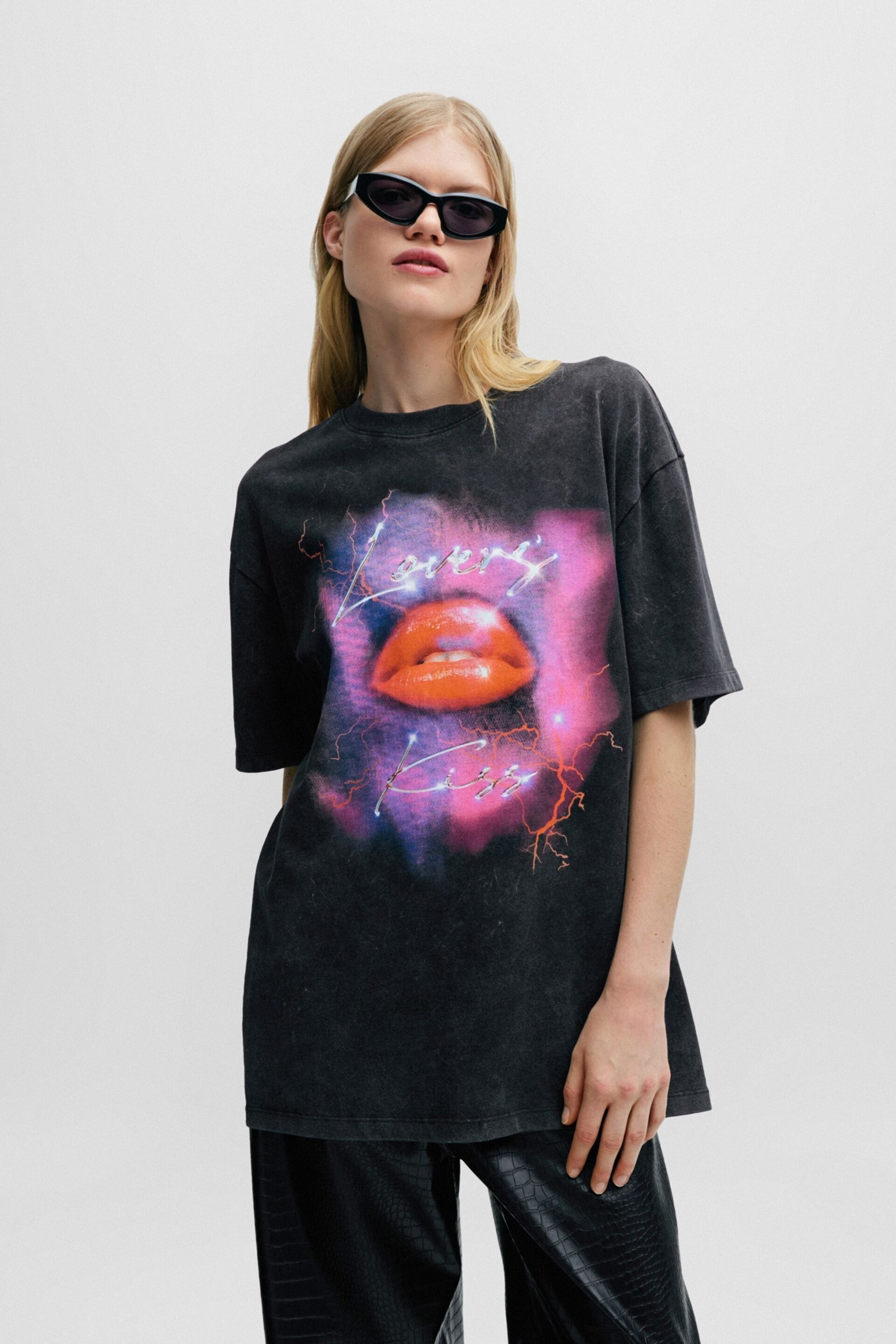 HUGO Lipstick Seasonal Graphic Oversized Cotton Jersey T-Shirt - Image 1 of 5