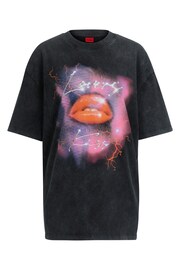 HUGO Lipstick Seasonal Graphic Oversized Cotton Jersey T-Shirt - Image 5 of 5