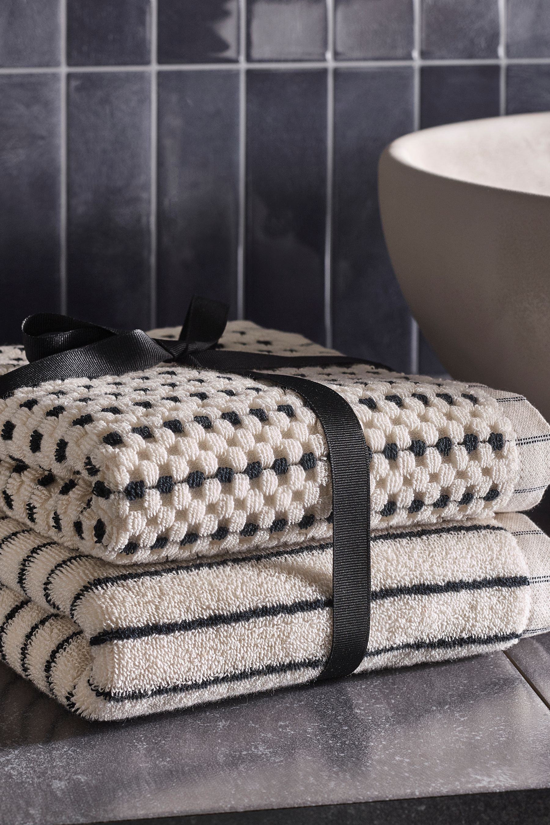 Black and white towel set outlet