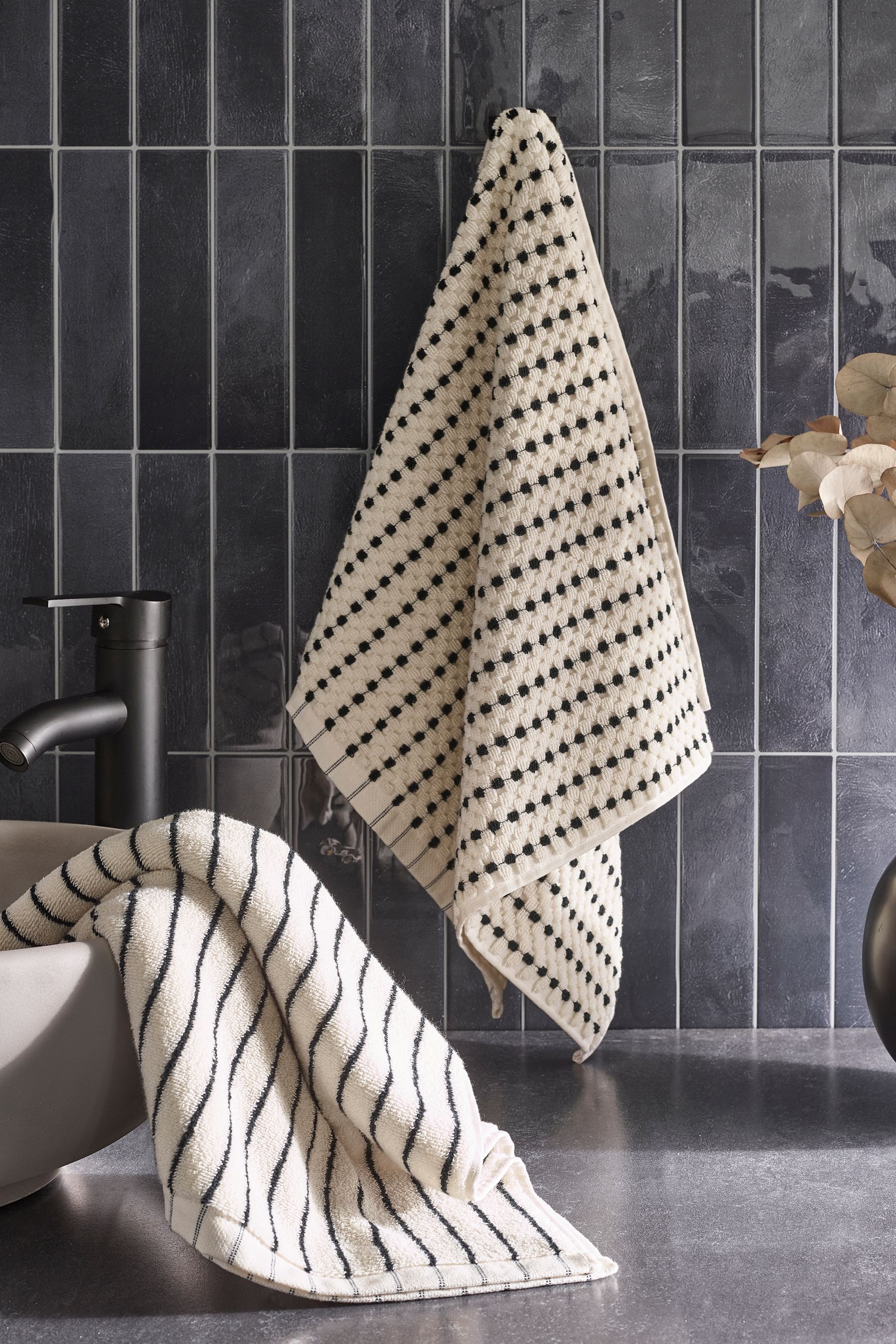Black white hand towels online