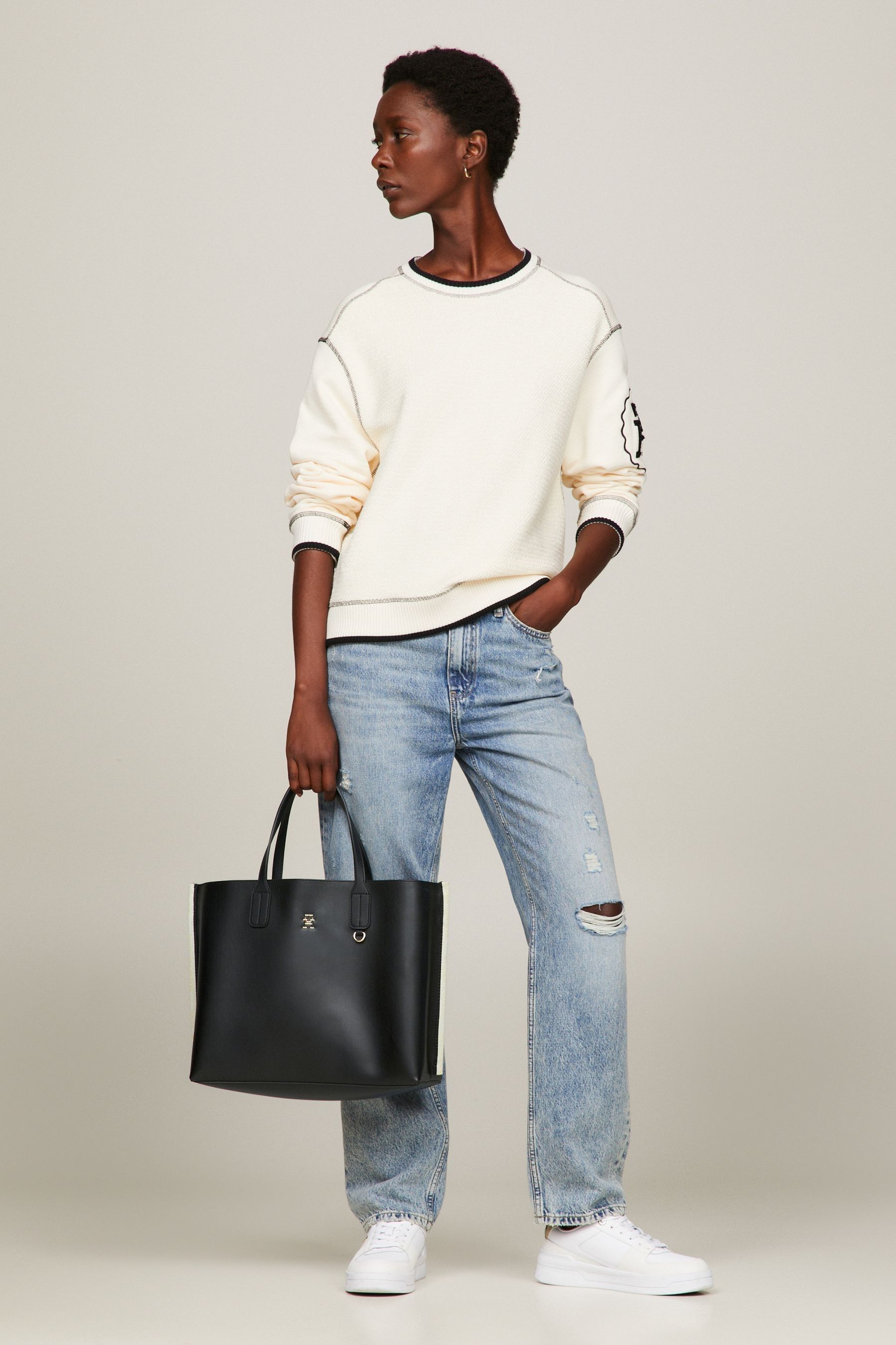 Tommy hilfiger iconic logo satchel 2025