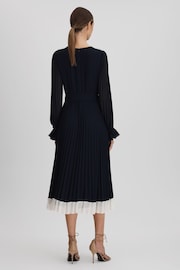 Reiss Navy/Cream Priya Pleated Belted Midi Dress - Image 5 of 6