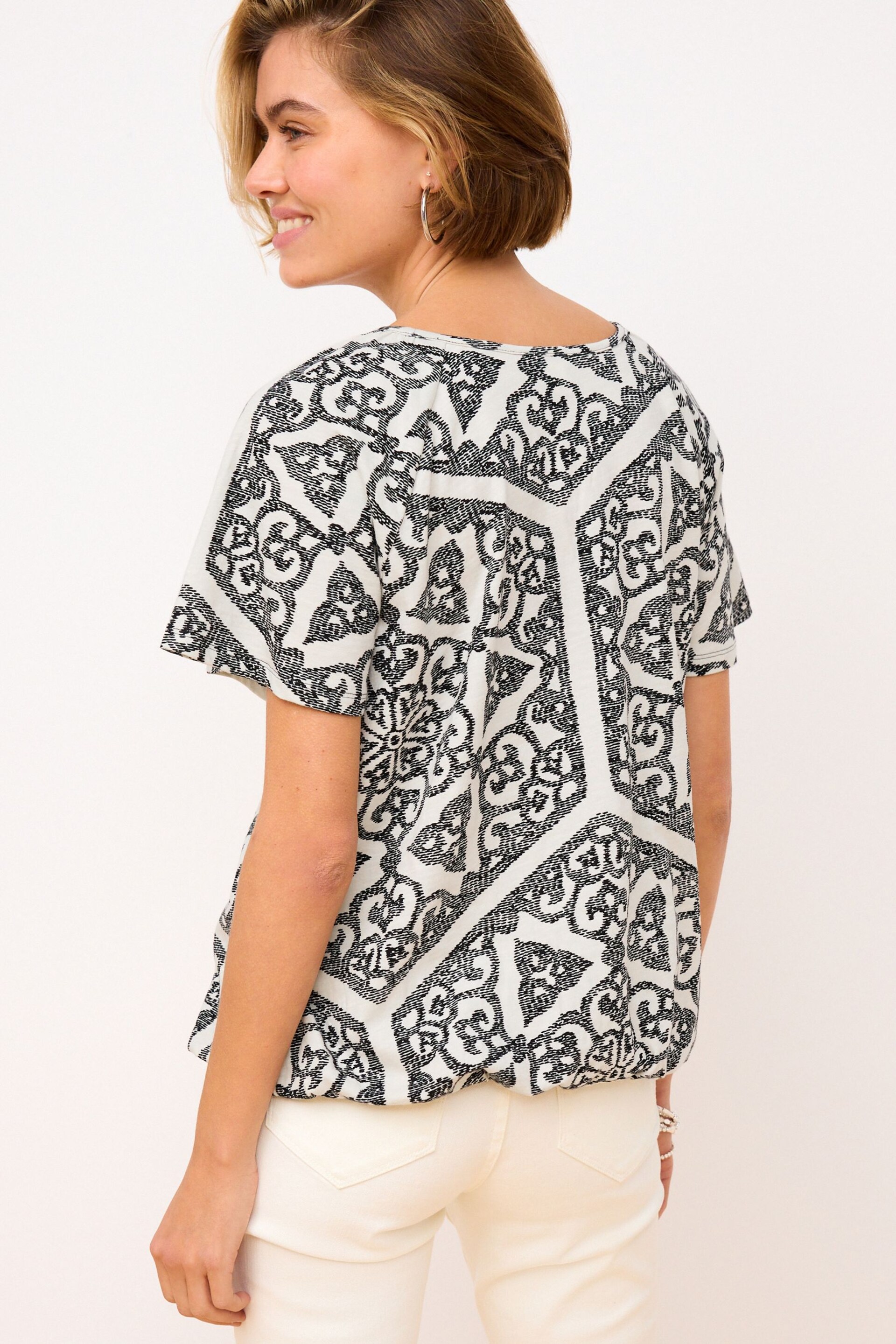 Black/White Print Short Sleeve Crochet Bubblehem Top - Image 3 of 6