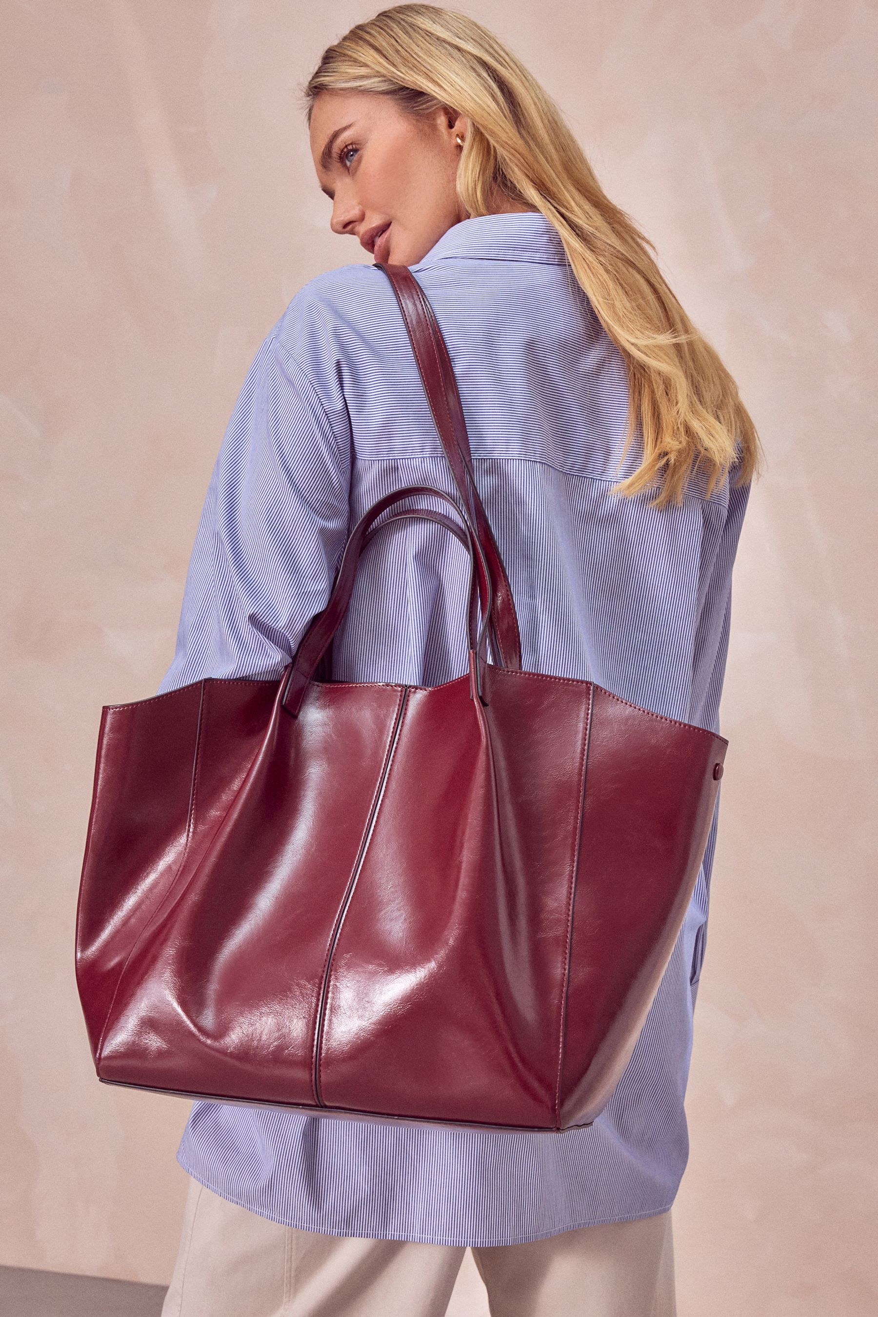 Burgundy shopper bag store