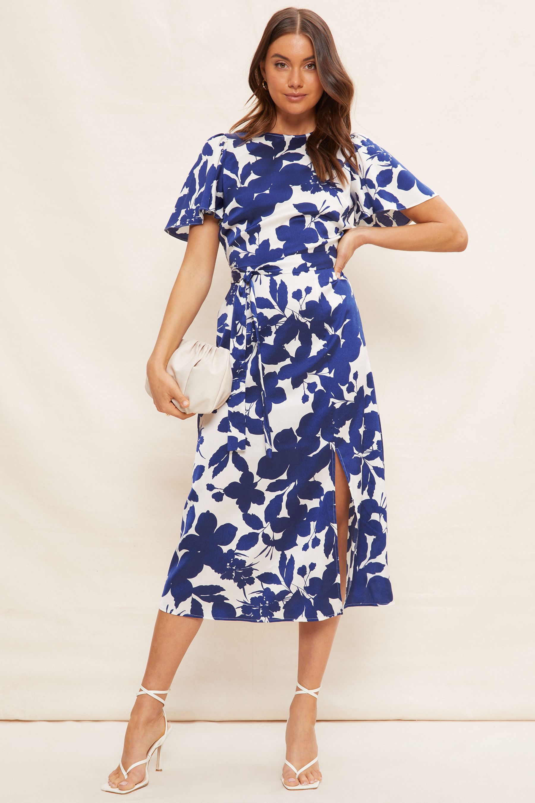 Split flutter sleeve outlet