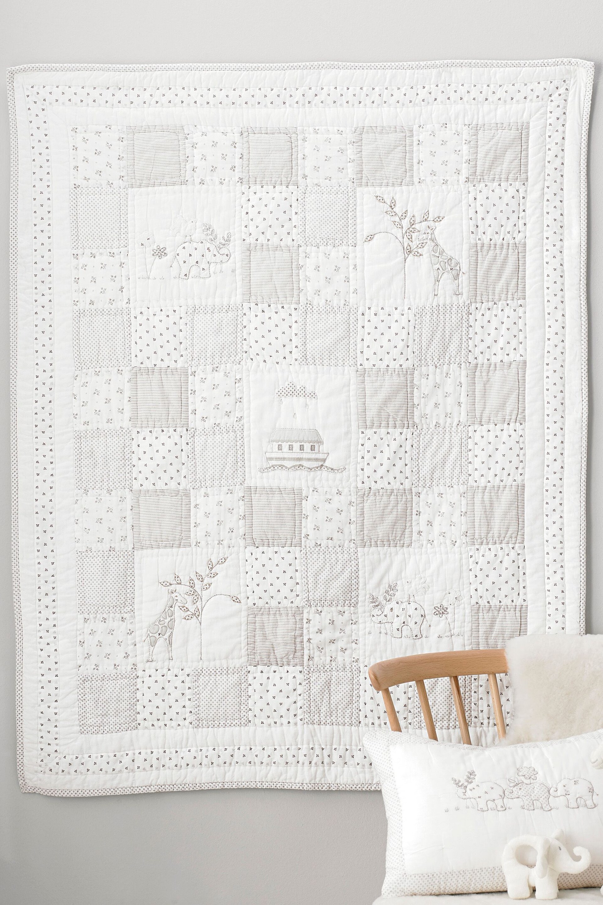 The White Company White Kids Noah's Ark Cot Bed Quilt - Image 3 of 3