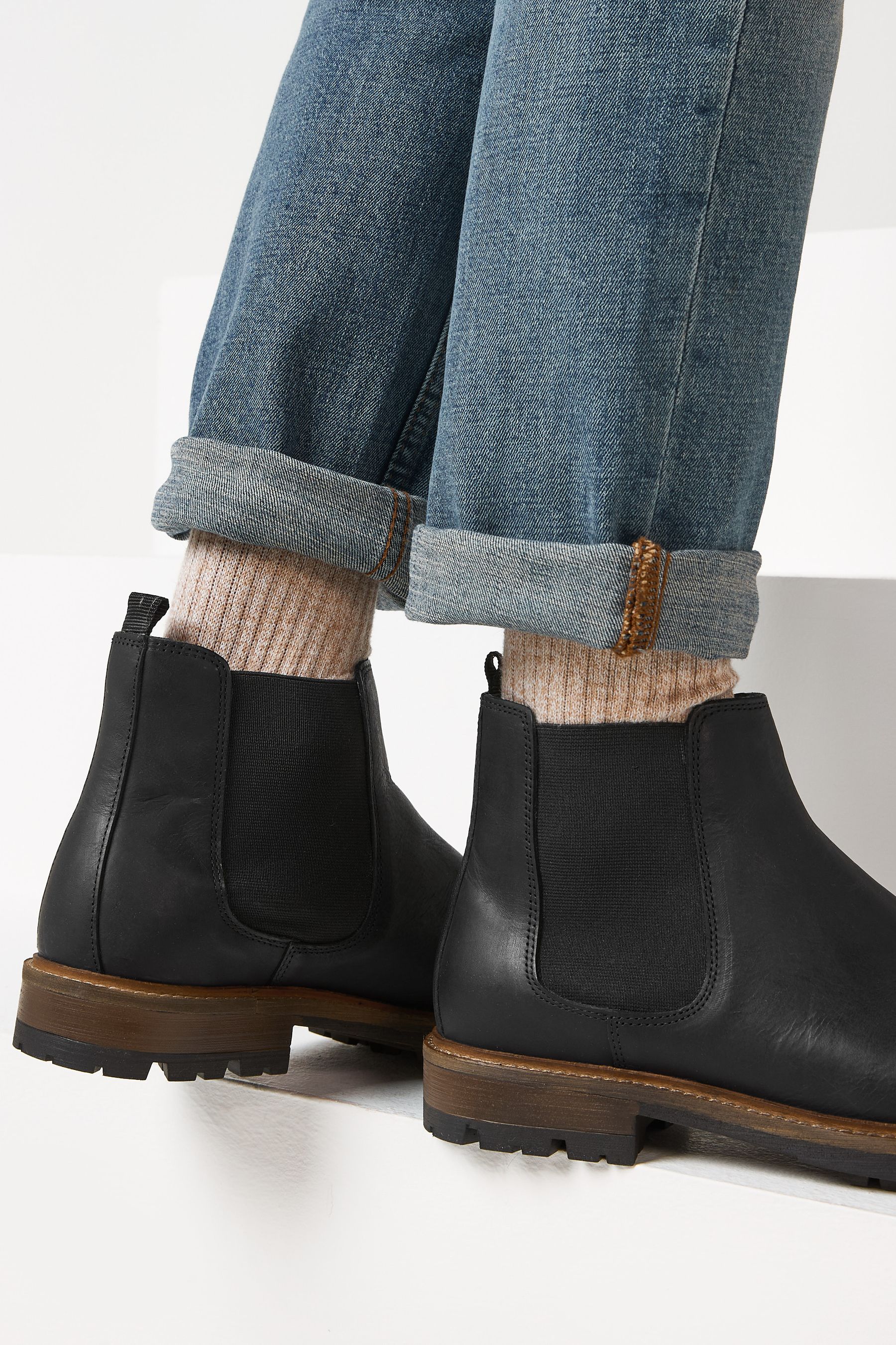 Blue jeans and black chelsea boots hotsell